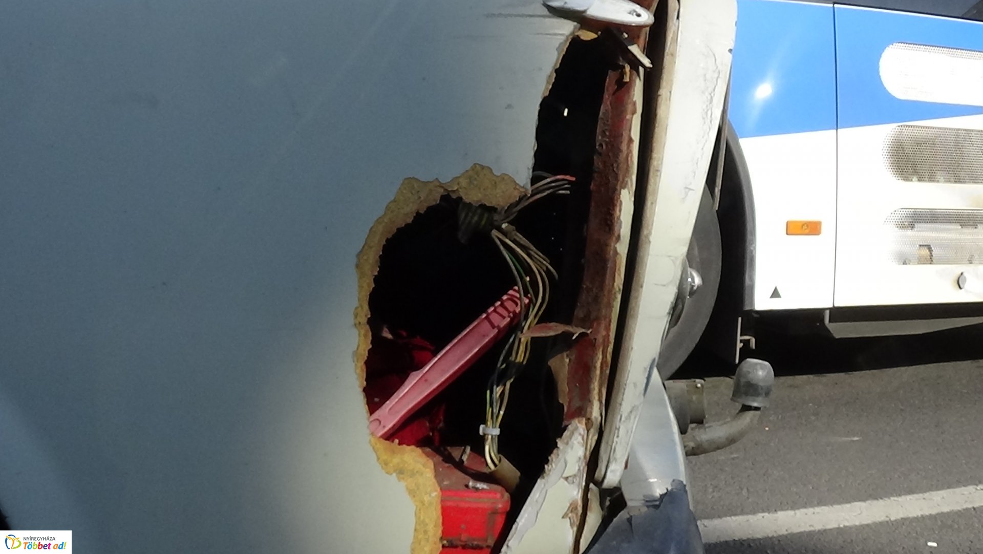 Két autóbusz és egy személygépkocsi ütközött