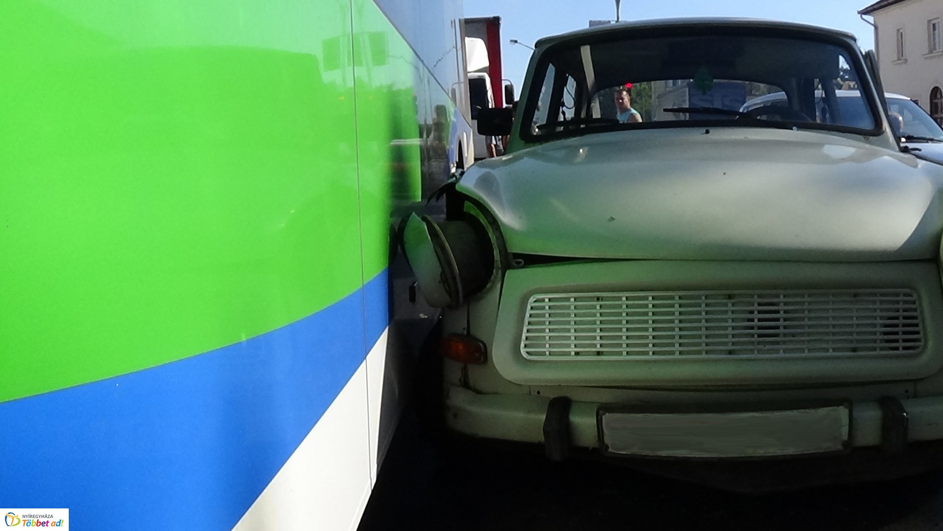 Két autóbusz és egy személygépkocsi ütközött