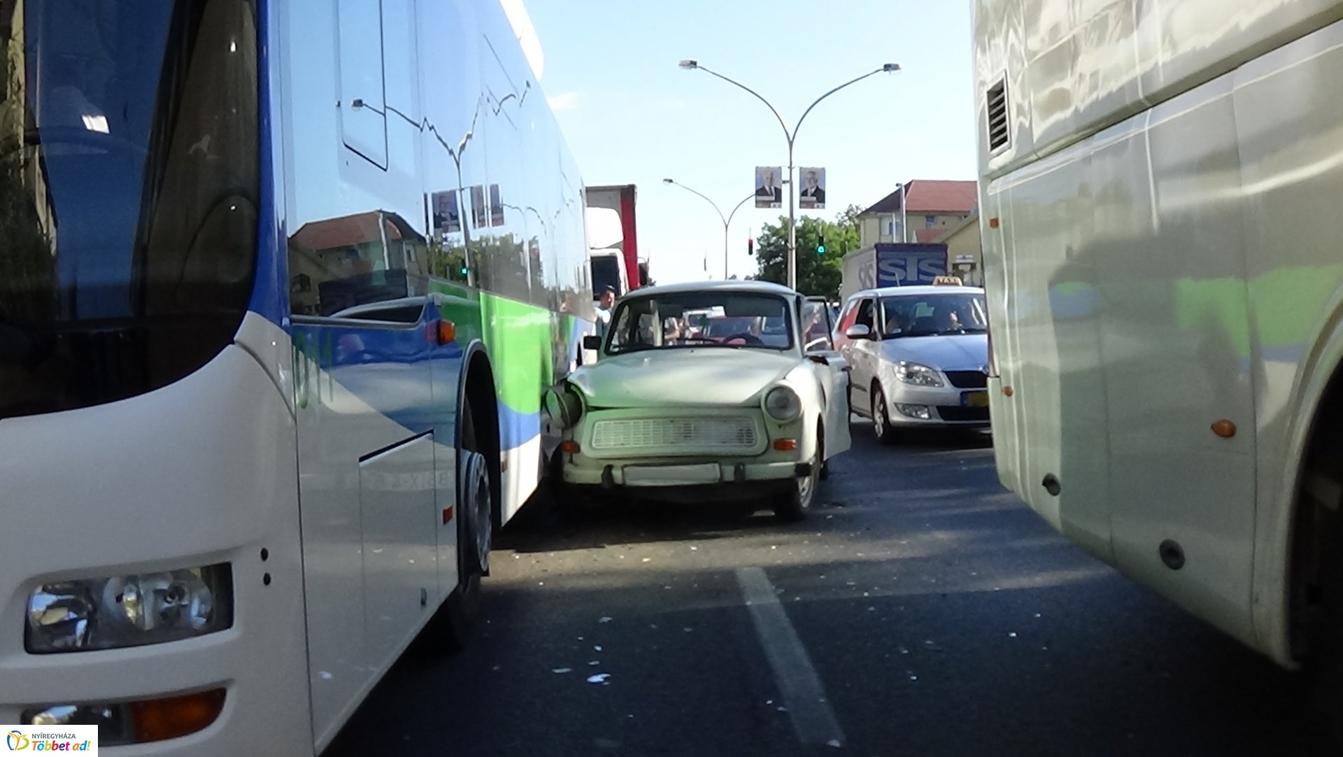 Két autóbusz és egy személygépkocsi ütközött