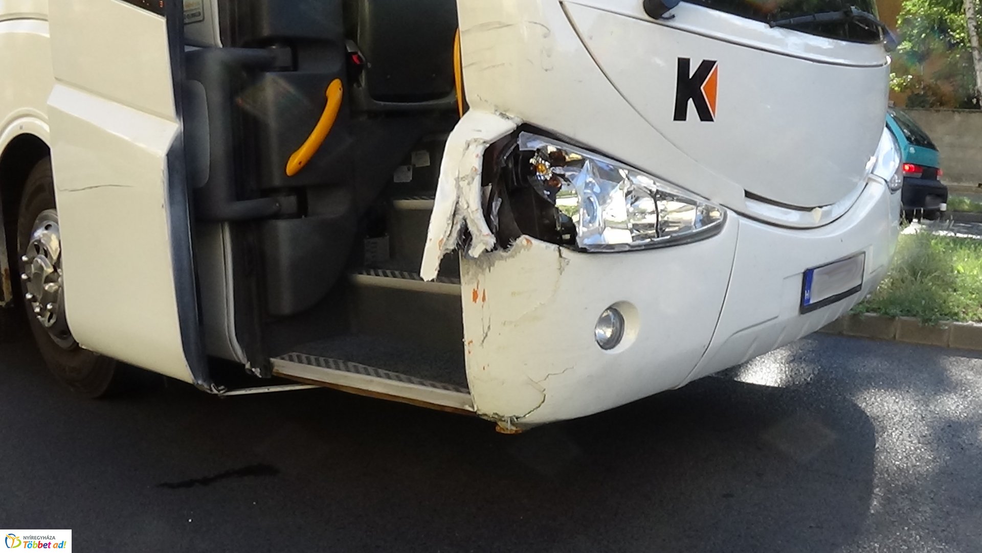 Két autóbusz és egy személygépkocsi ütközött