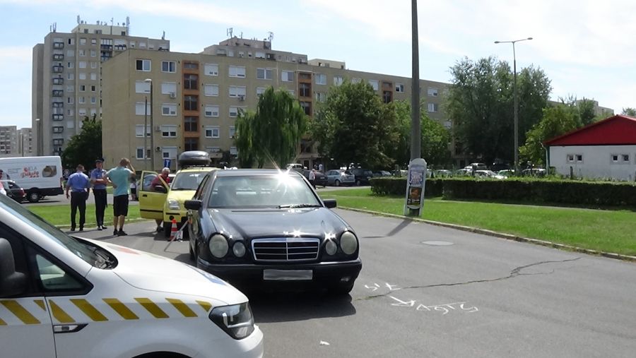 Két személygépkocsi ütközött a Fazekas János téren 