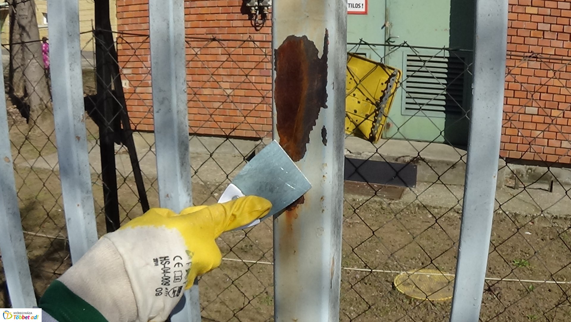 Kétszáz méteren újult meg a Jósa András Oktatókórház kerítése