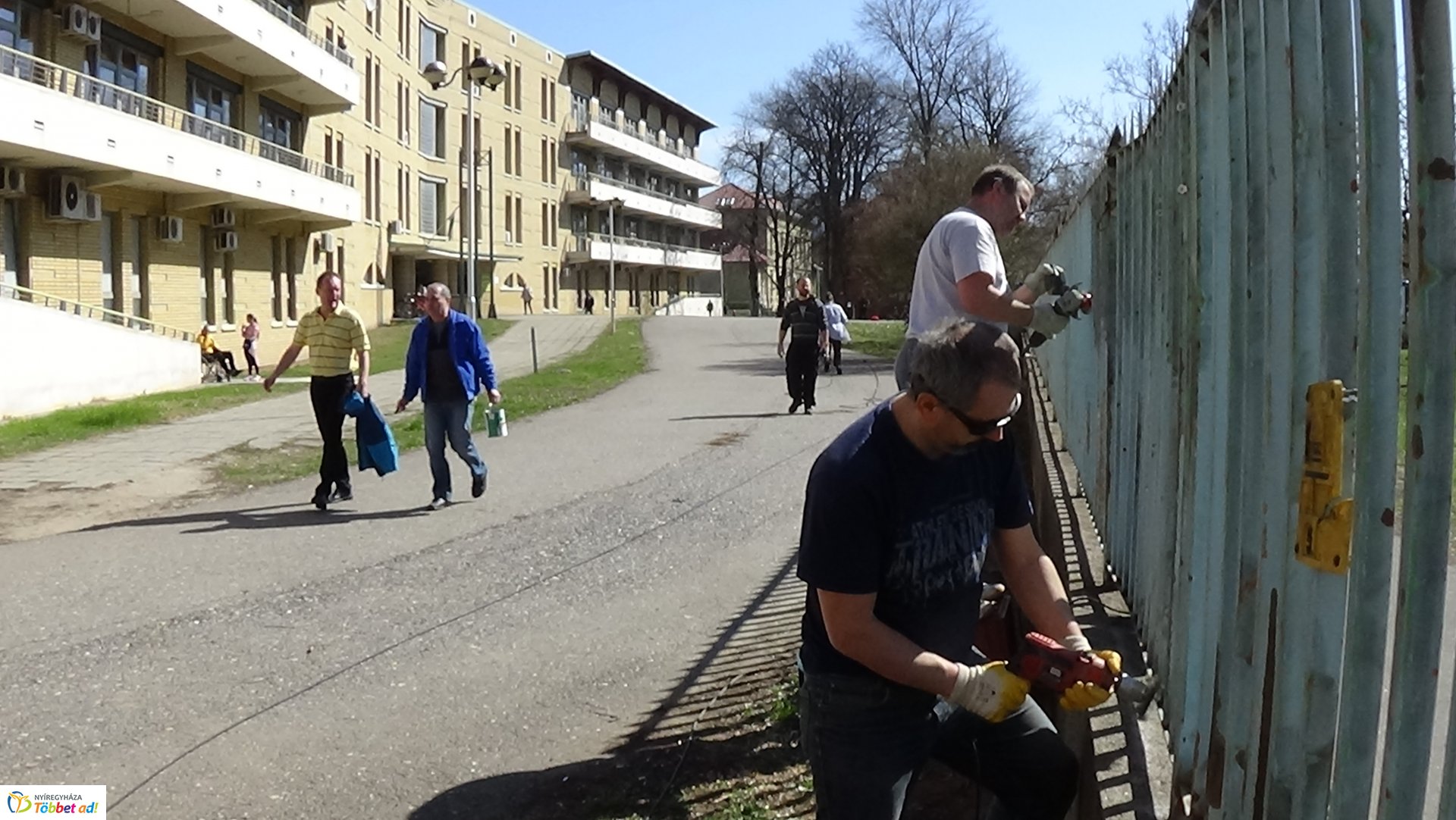 Kétszáz méteren újult meg a Jósa András Oktatókórház kerítése