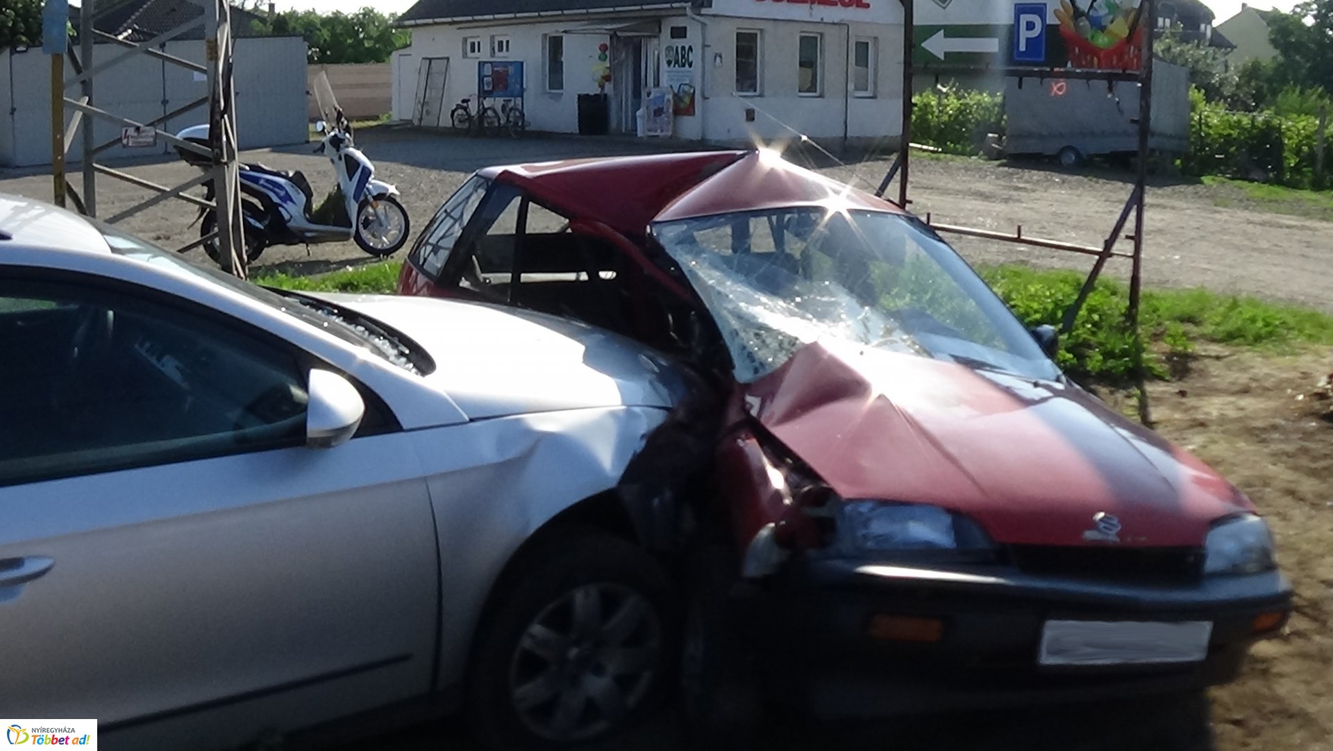 Ketten megsérültek a nyírtelki balesetben