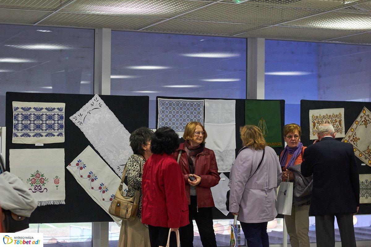 Kézimunka kiállítás a művelődési házban