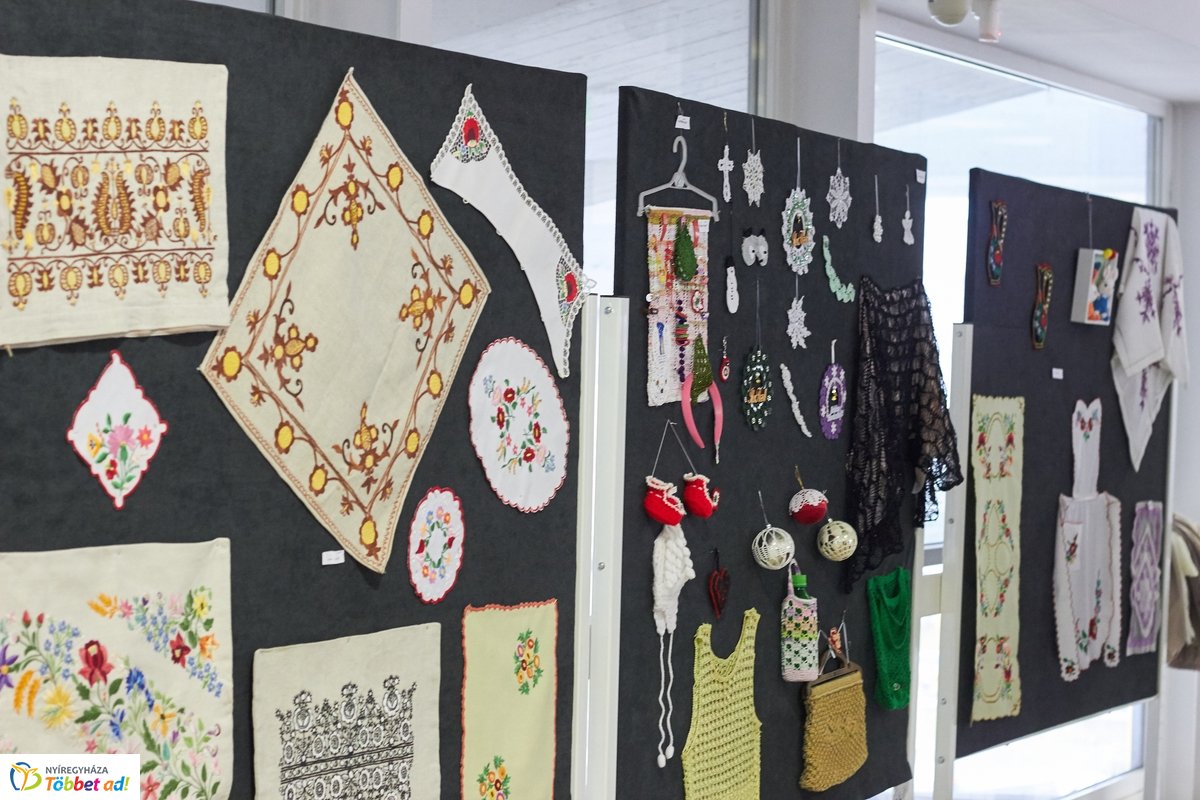Kézimunka kiállítás a művelődési házban