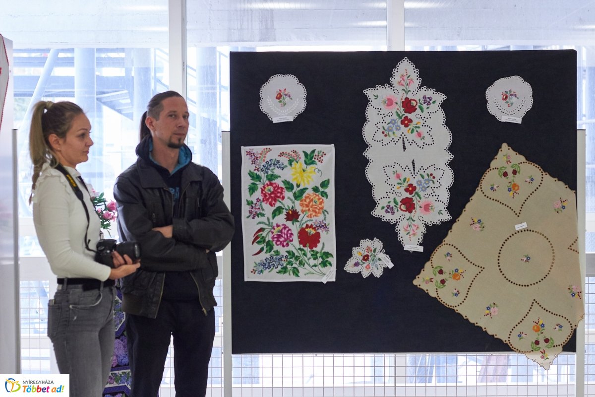 Kézimunka kiállítás a művelődési házban