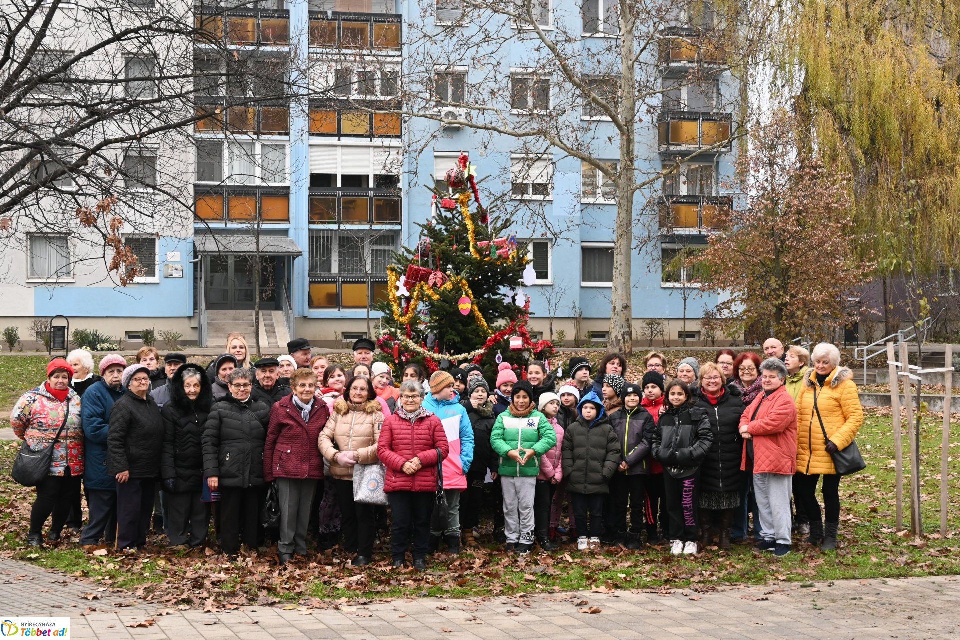 Kicsik és nagyok együtt díszitették a fenyőfát Érkertben