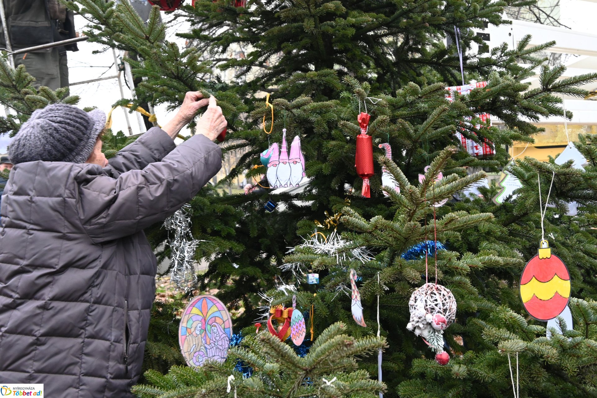 Kicsik és nagyok együtt díszitették a fenyőfát Érkertben