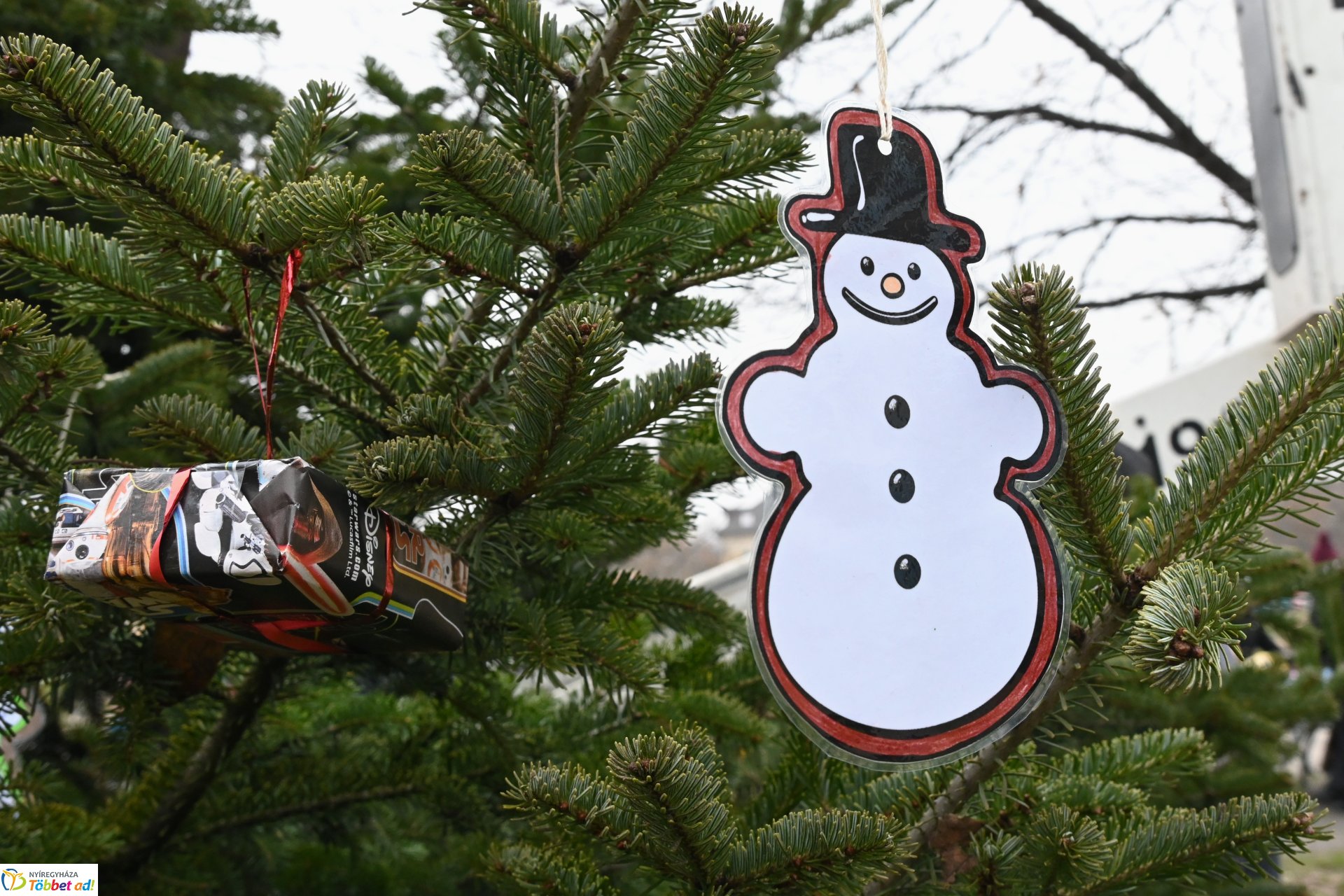 Kicsik és nagyok együtt díszitették a fenyőfát Érkertben