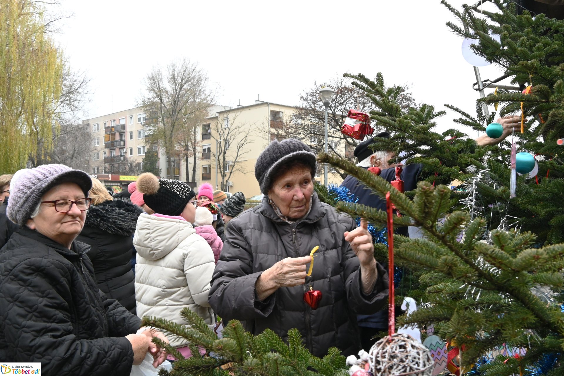 Kicsik és nagyok együtt díszitették a fenyőfát Érkertben