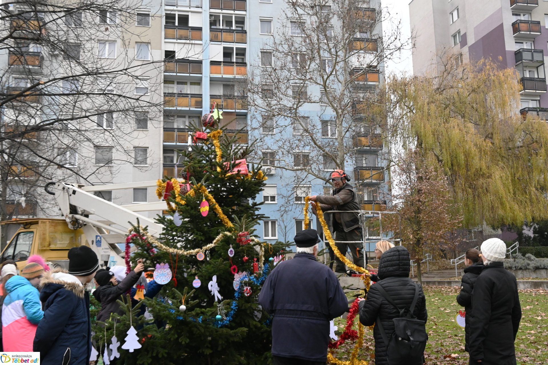 Kicsik és nagyok együtt díszitették a fenyőfát Érkertben