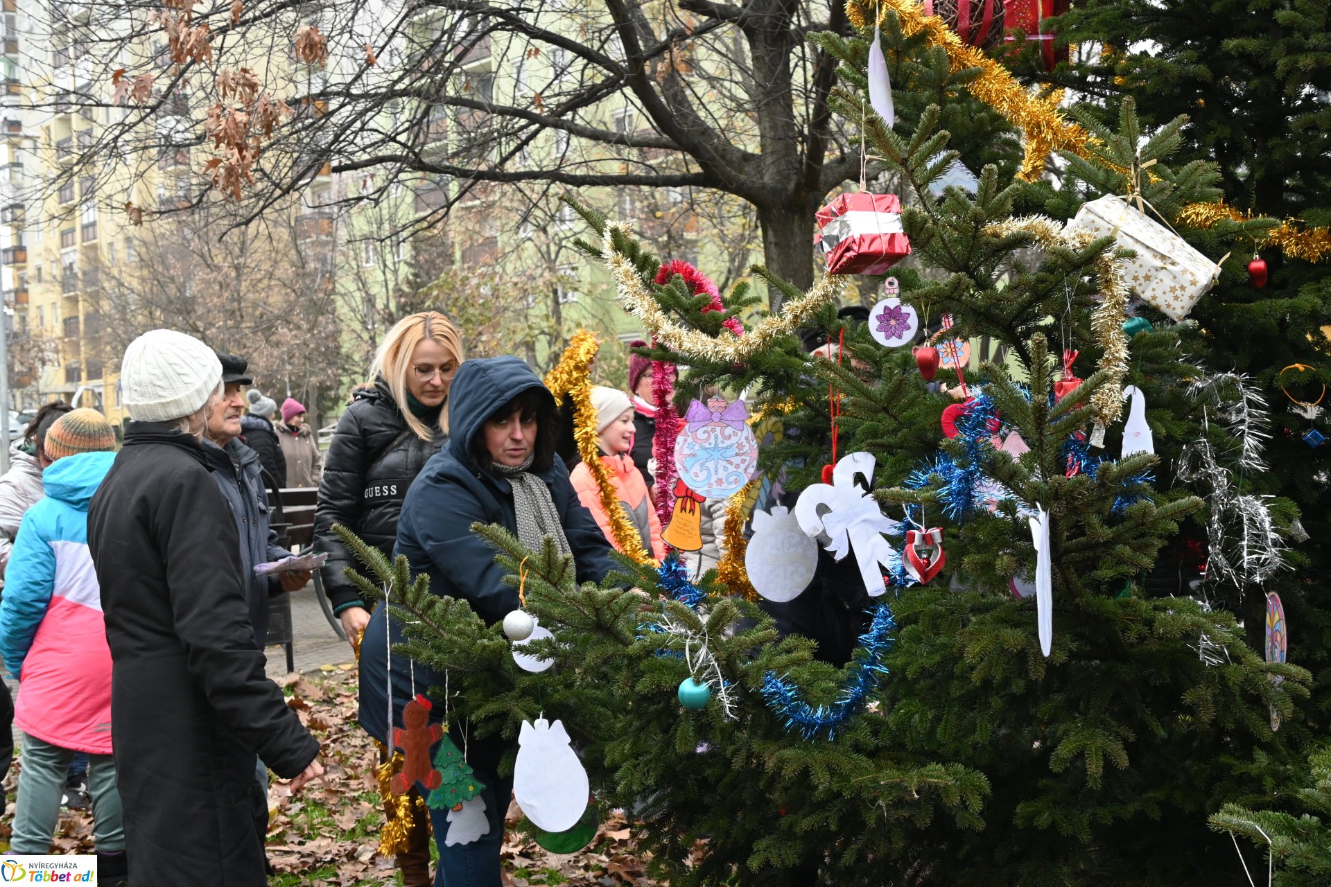 Kicsik és nagyok együtt díszitették a fenyőfát Érkertben