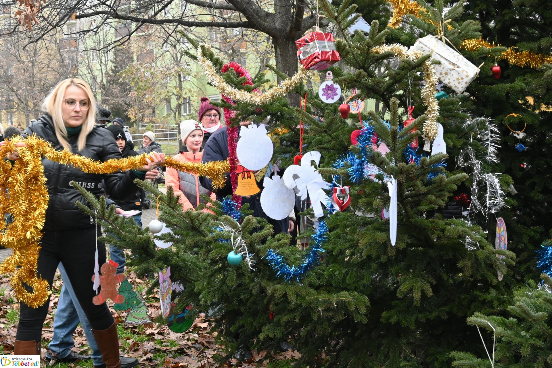 Kicsik és nagyok együtt díszitették a fenyőfát Érkertben