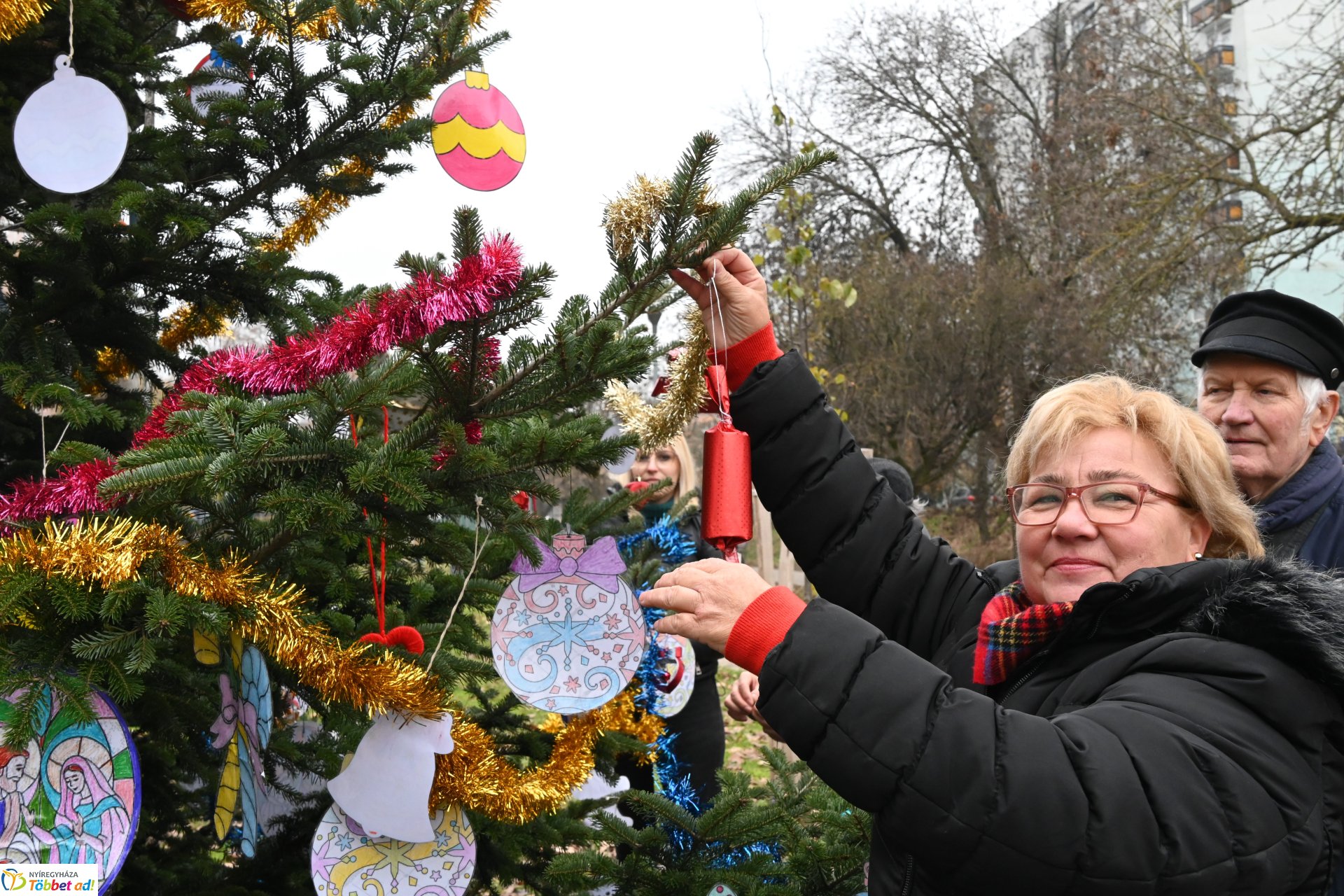 Kicsik és nagyok együtt díszitették a fenyőfát Érkertben