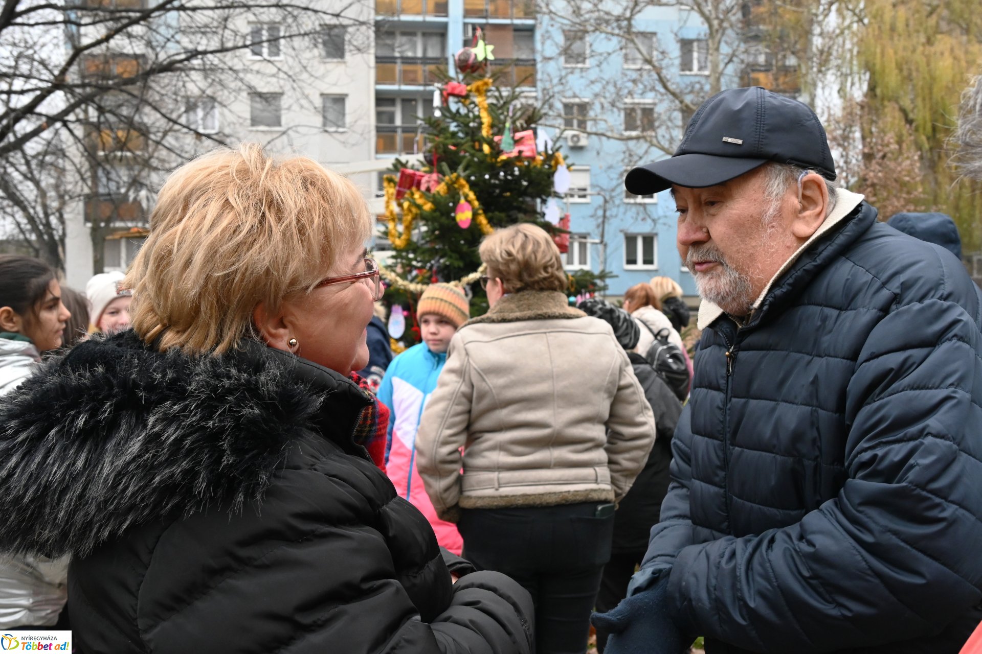 Kicsik és nagyok együtt díszitették a fenyőfát Érkertben