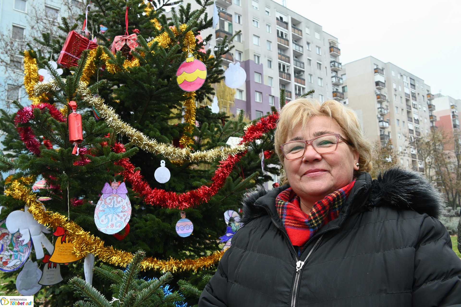 Kicsik és nagyok együtt díszitették a fenyőfát Érkertben