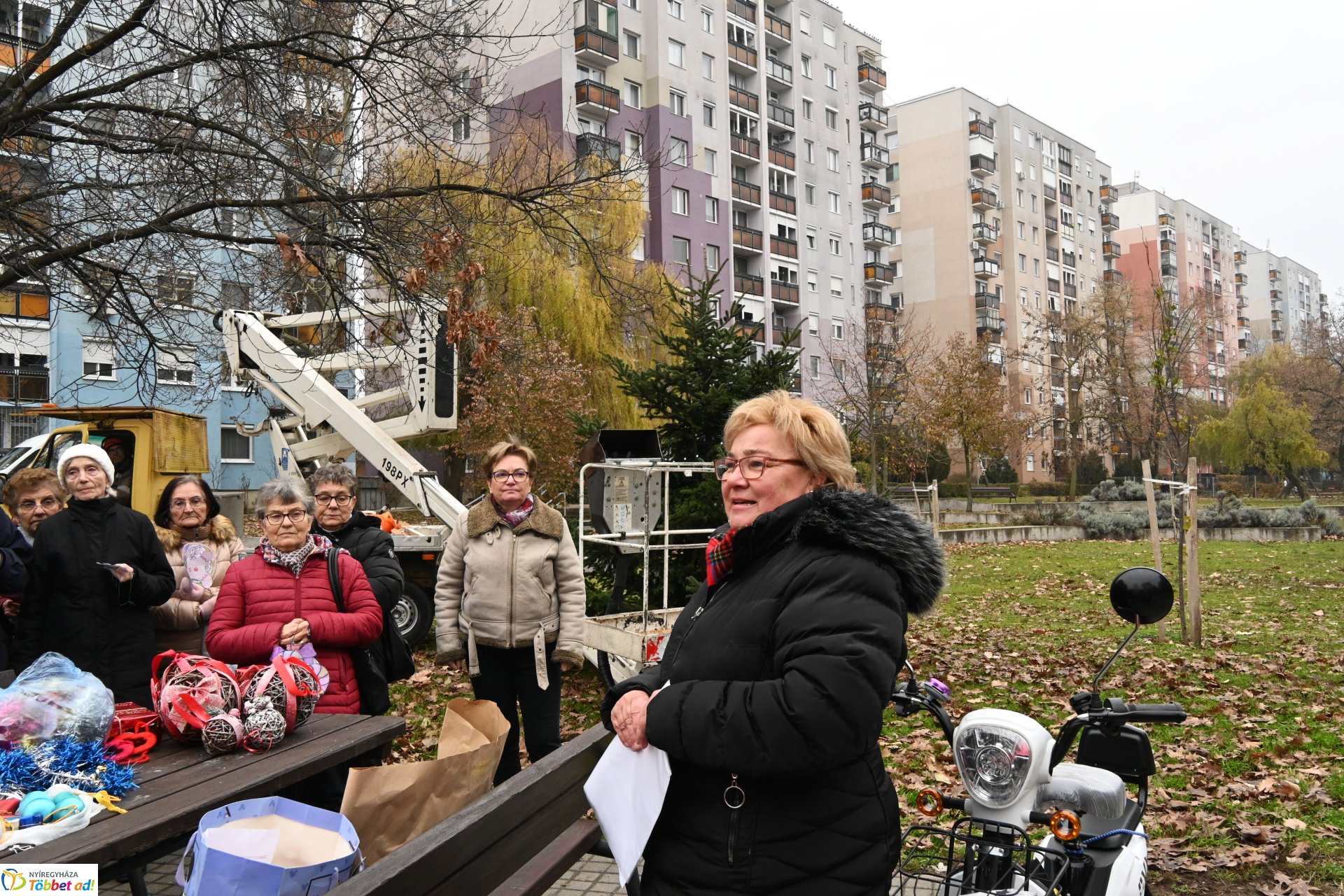 Kicsik és nagyok együtt díszitették a fenyőfát Érkertben
