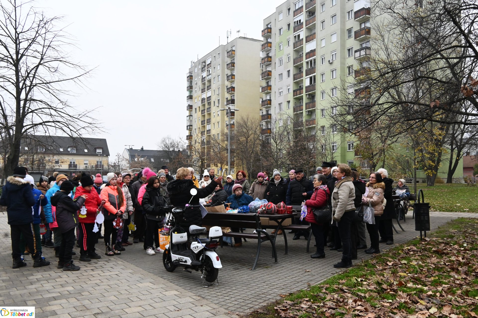 Kicsik és nagyok együtt díszitették a fenyőfát Érkertben