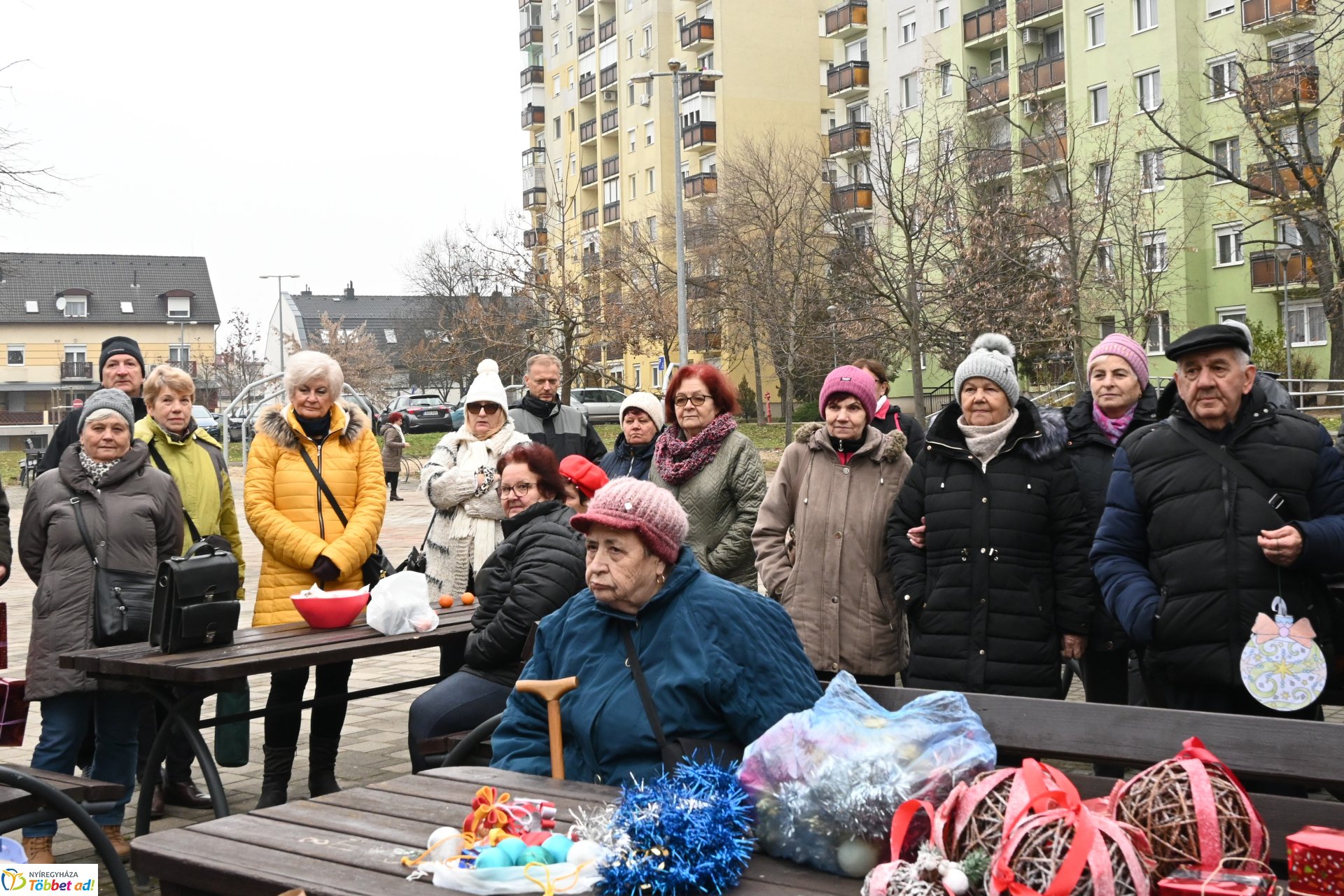 Kicsik és nagyok együtt díszitették a fenyőfát Érkertben