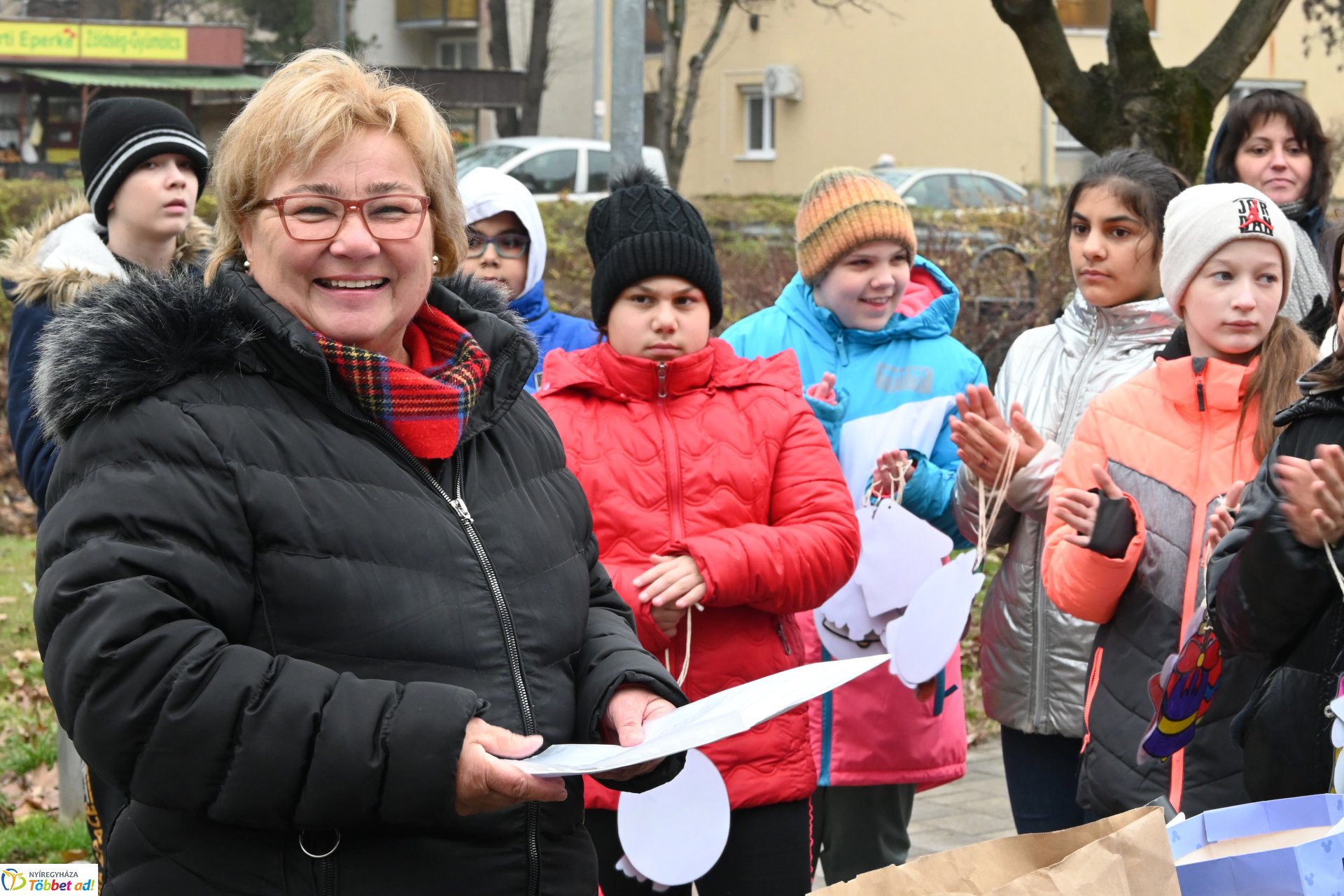 Kicsik és nagyok együtt díszitették a fenyőfát Érkertben