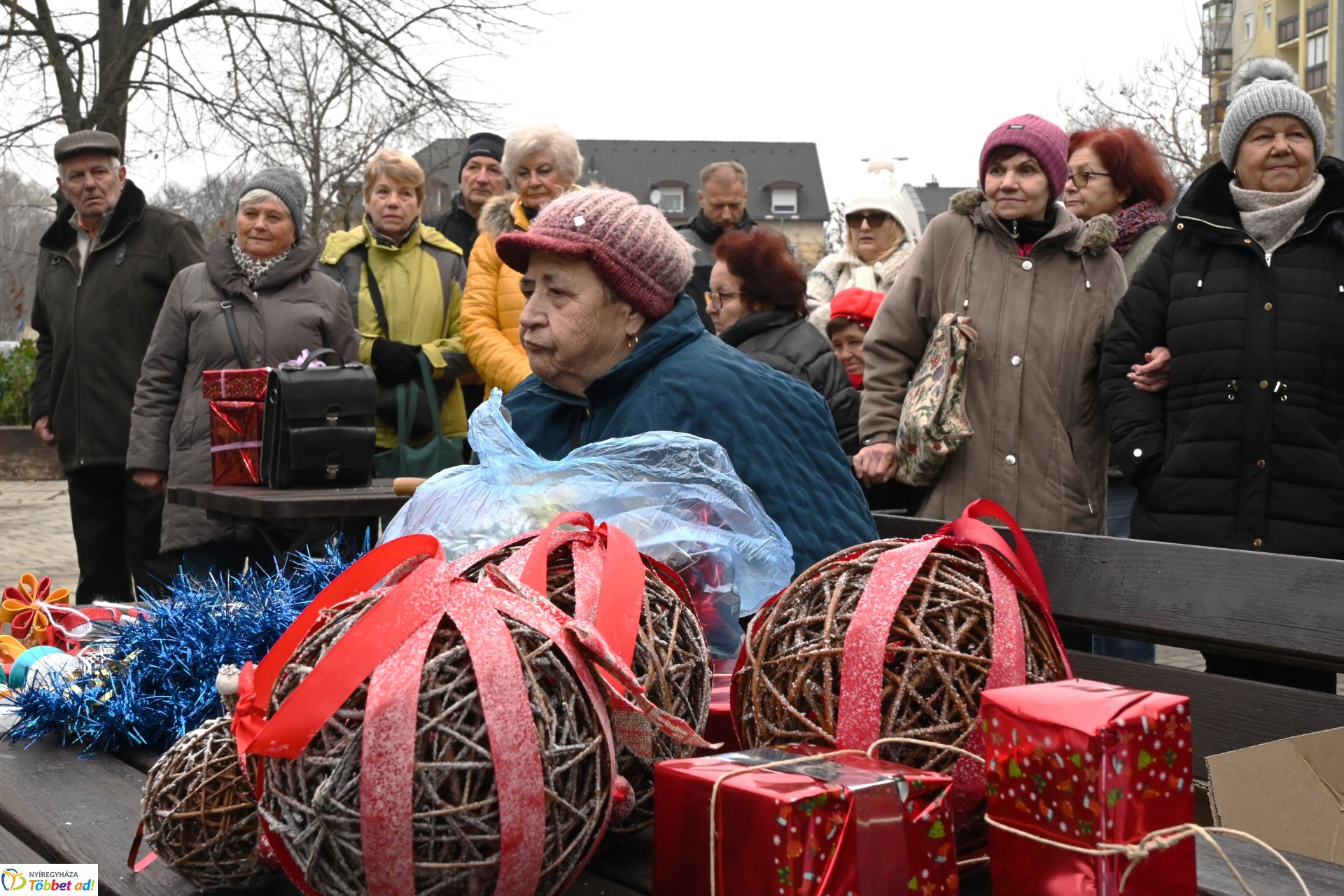 Kicsik és nagyok együtt díszitették a fenyőfát Érkertben