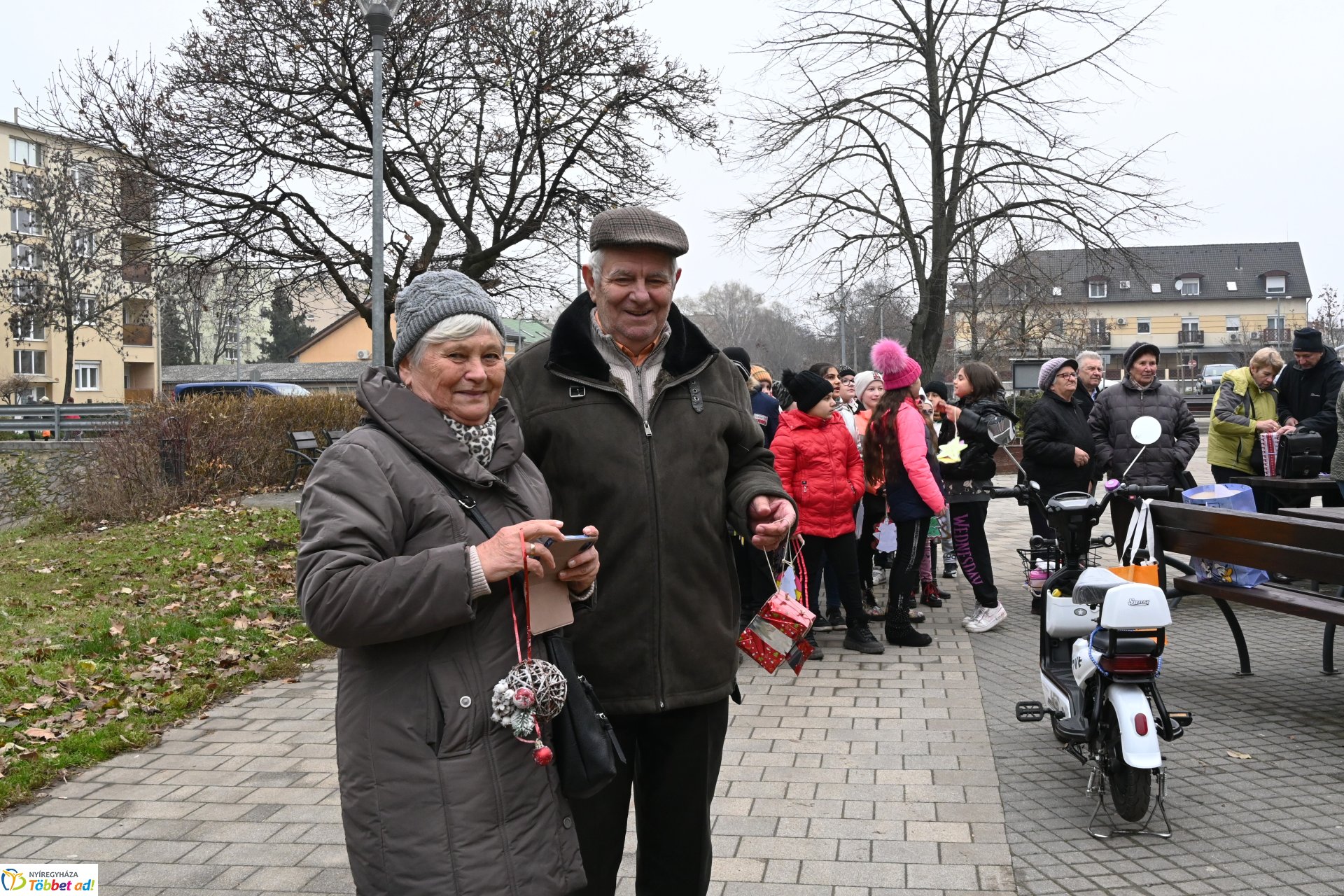 Kicsik és nagyok együtt díszitették a fenyőfát Érkertben