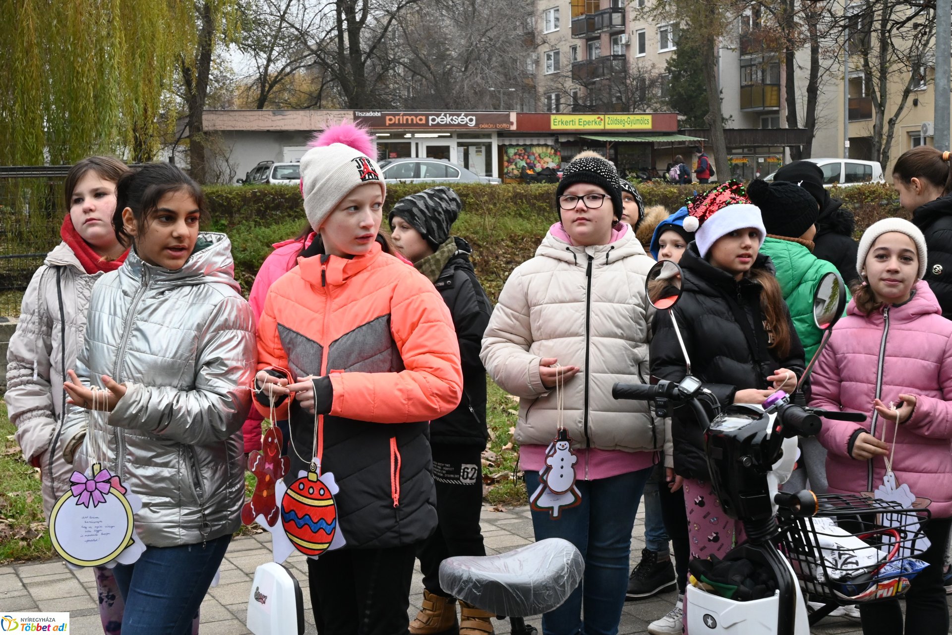Kicsik és nagyok együtt díszitették a fenyőfát Érkertben