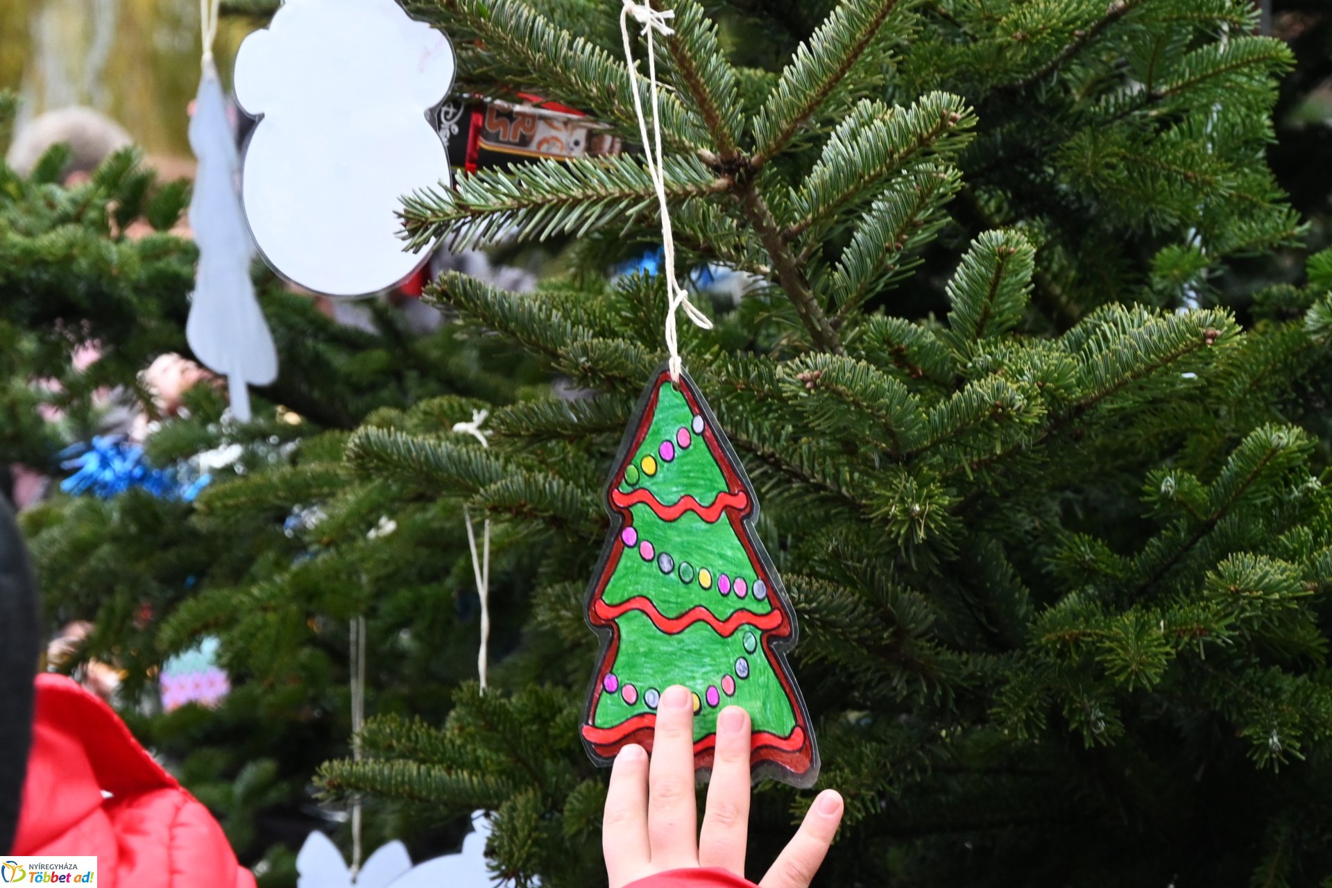 Kicsik és nagyok együtt díszitették a fenyőfát Érkertben