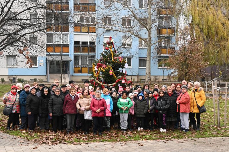 Kicsik és nagyok együtt díszitették a fenyőfát Érkertben