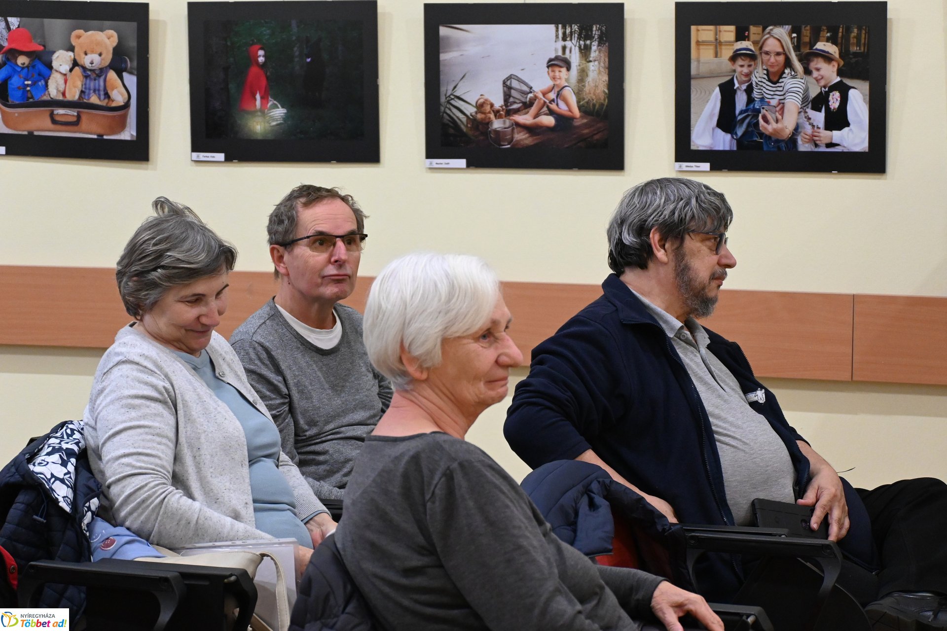 Kicsiknek és nagyobbaknak - a Helios Art Fotóklub kiállításának megnyitója