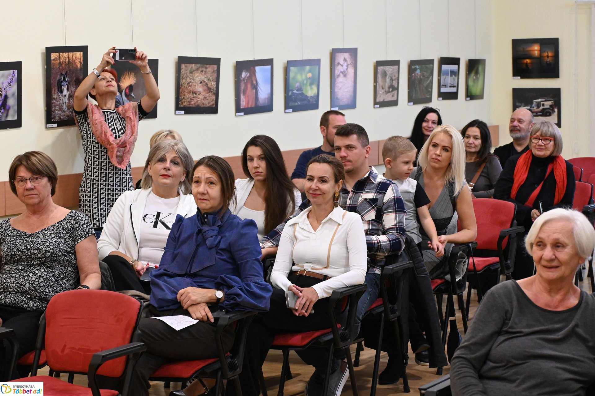 Kicsiknek és nagyobbaknak - a Helios Art Fotóklub kiállításának megnyitója