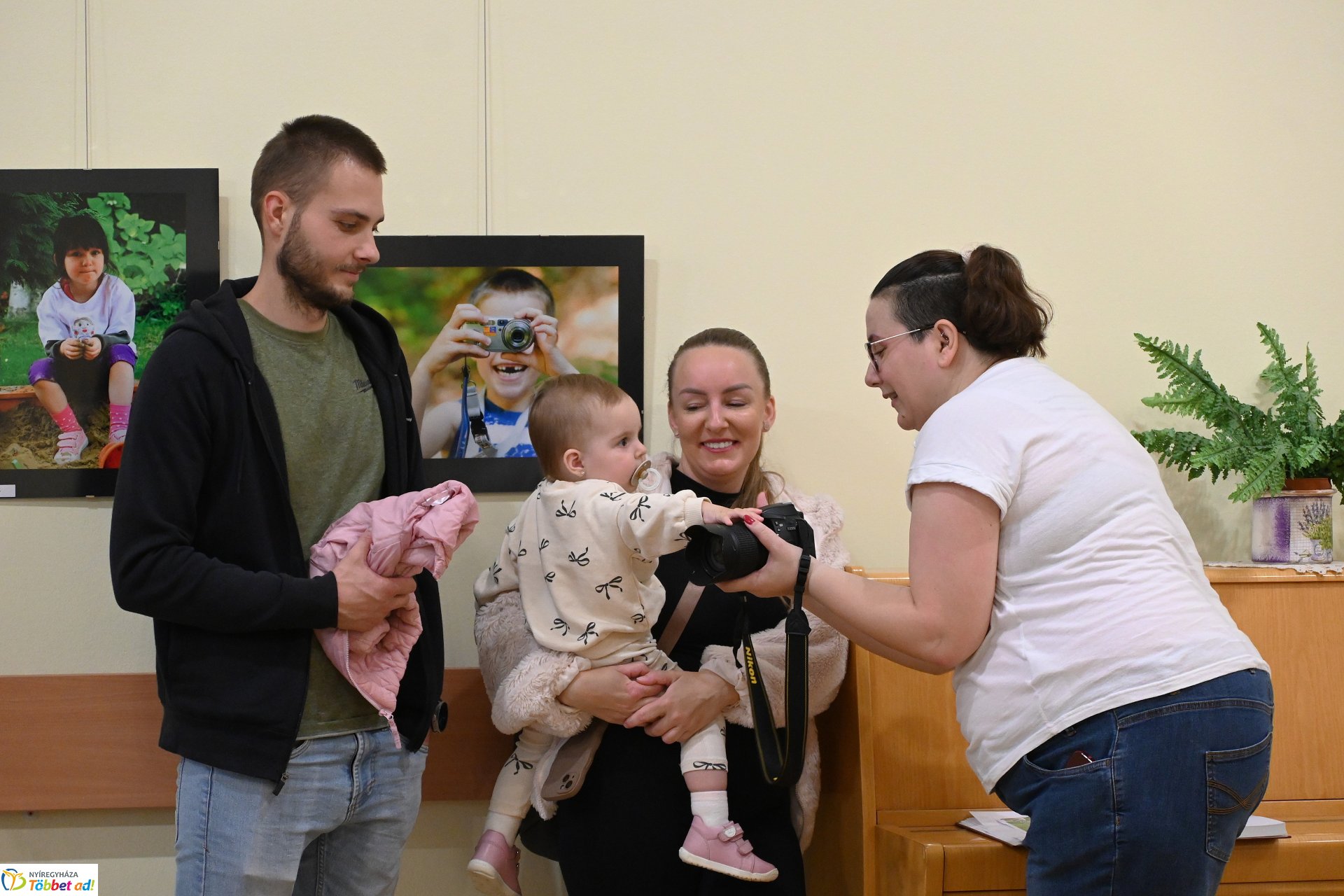 Kicsiknek és nagyobbaknak - a Helios Art Fotóklub kiállításának megnyitója