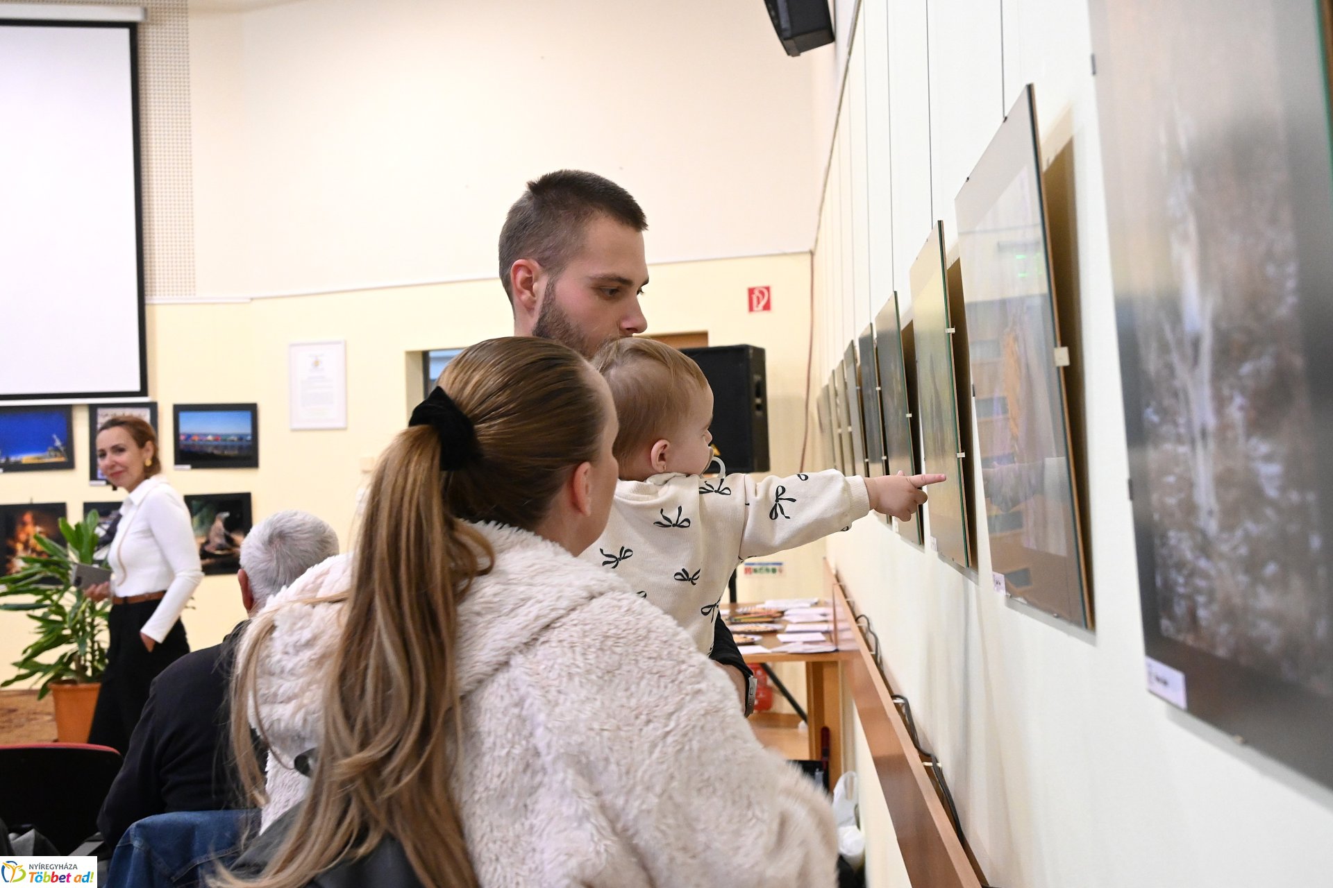 Kicsiknek és nagyobbaknak - a Helios Art Fotóklub kiállításának megnyitója