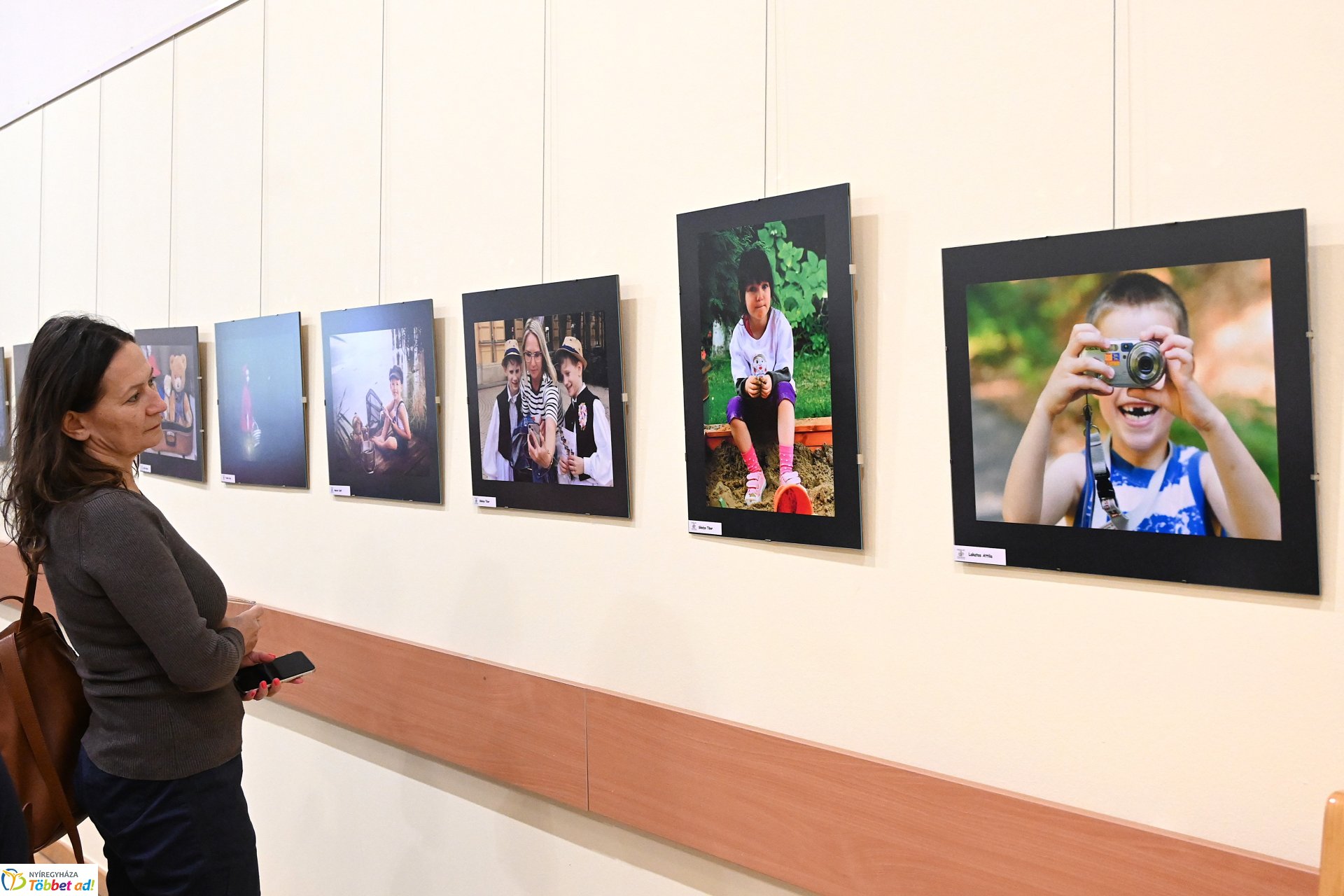 Kicsiknek és nagyobbaknak - a Helios Art Fotóklub kiállításának megnyitója