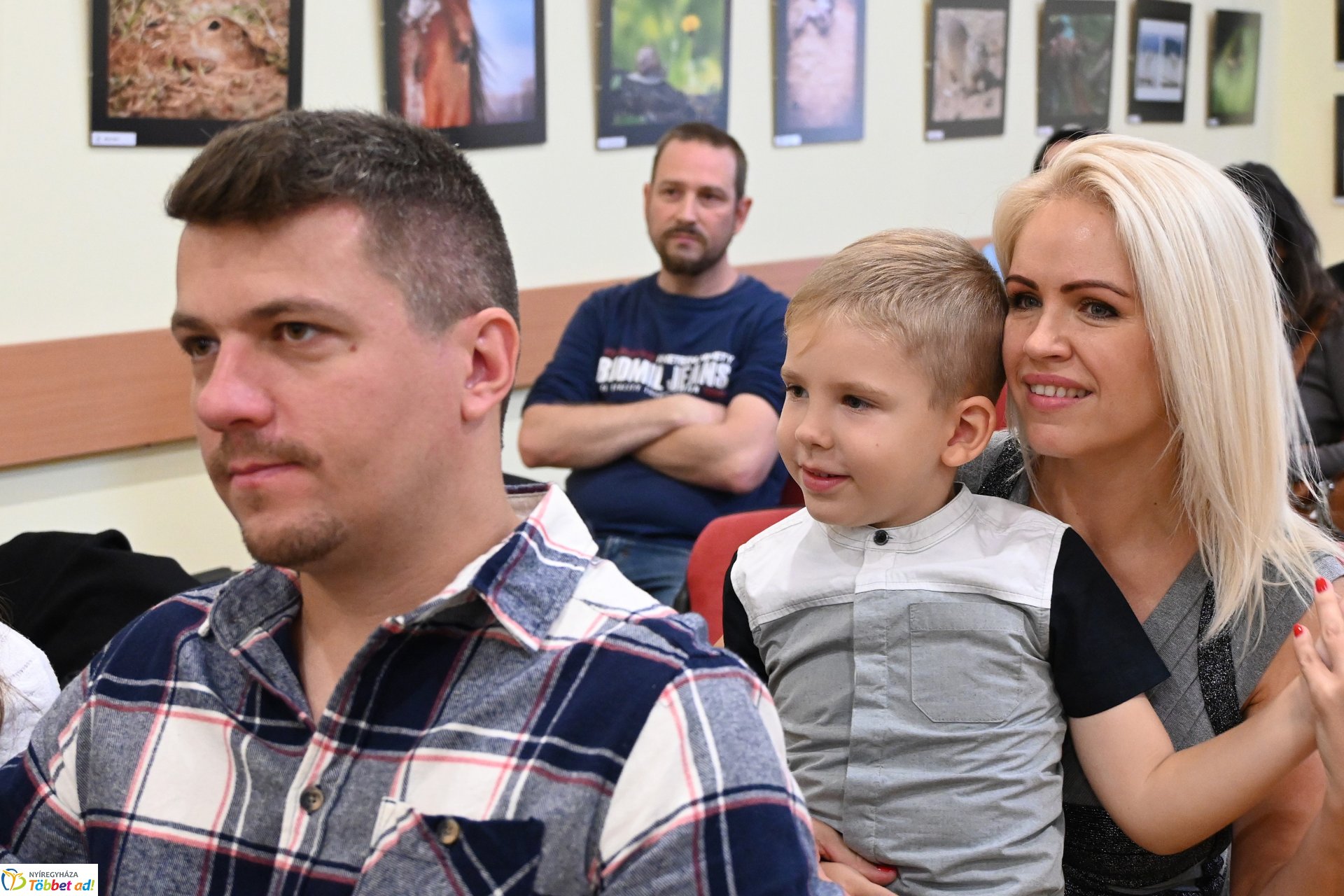 Kicsiknek és nagyobbaknak - a Helios Art Fotóklub kiállításának megnyitója