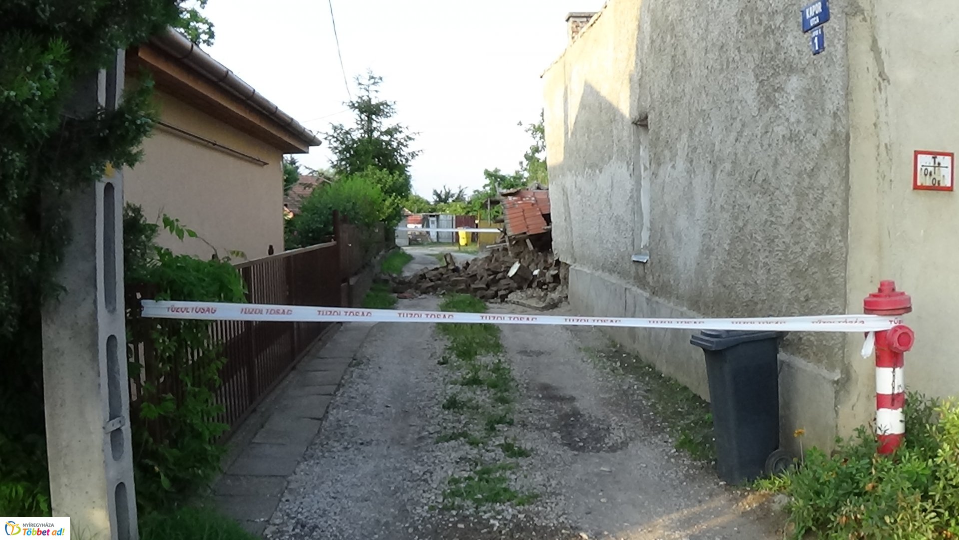 Kidőlt fal a Kapor utcában