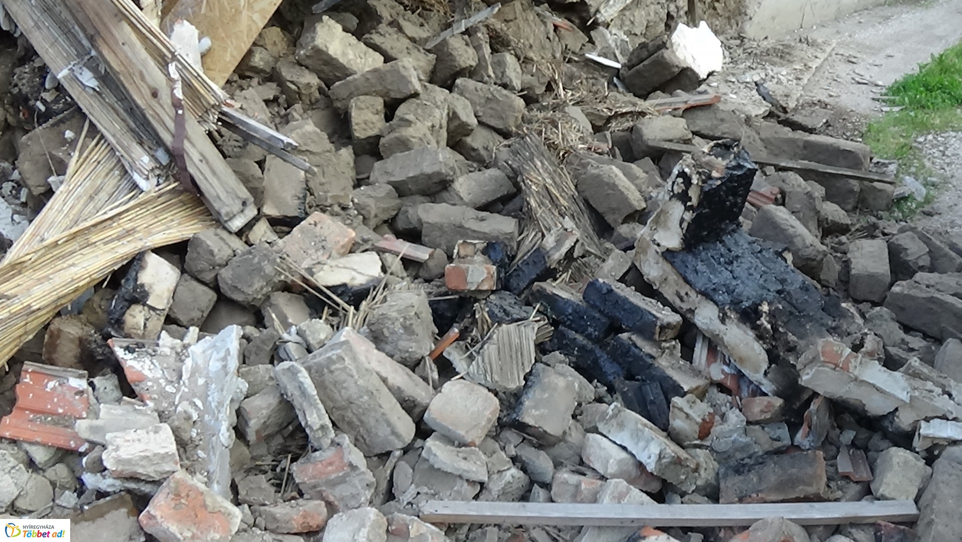 Kidőlt fal a Kapor utcában