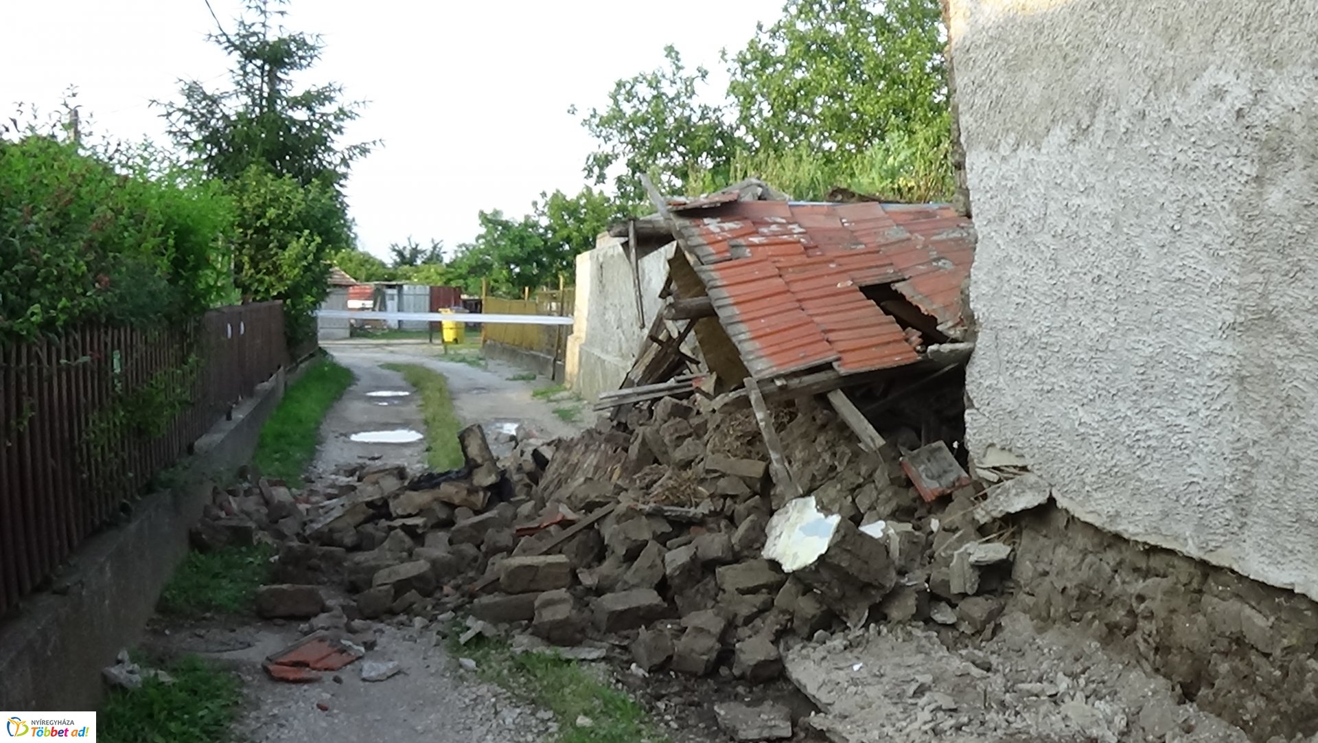 Kidőlt fal a Kapor utcában