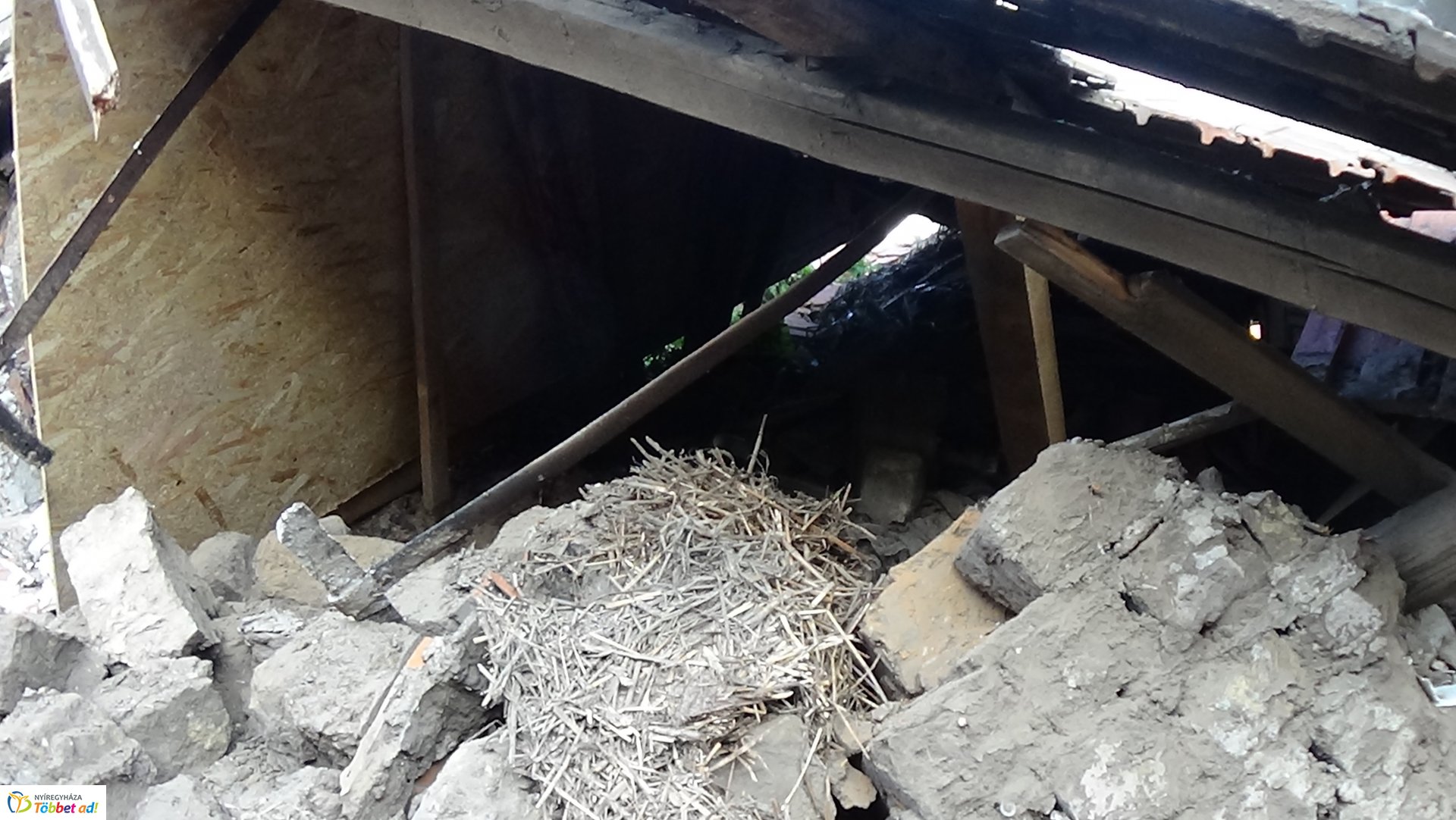 Kidőlt fal a Kapor utcában