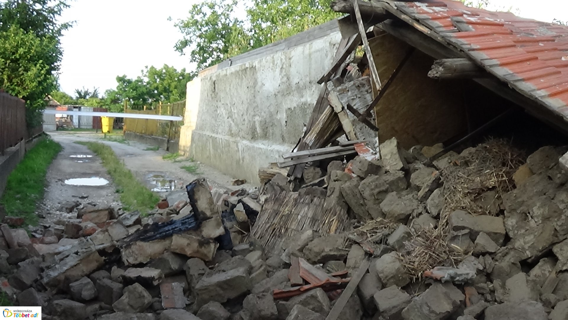 Kidőlt fal a Kapor utcában