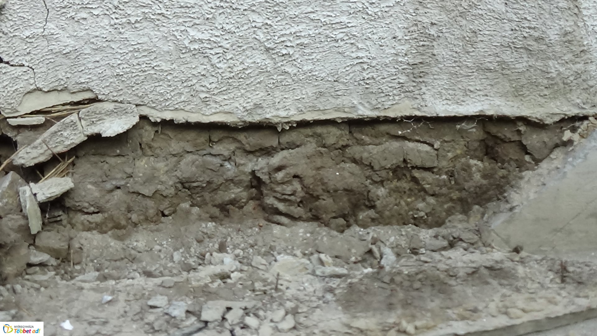 Kidőlt fal a Kapor utcában