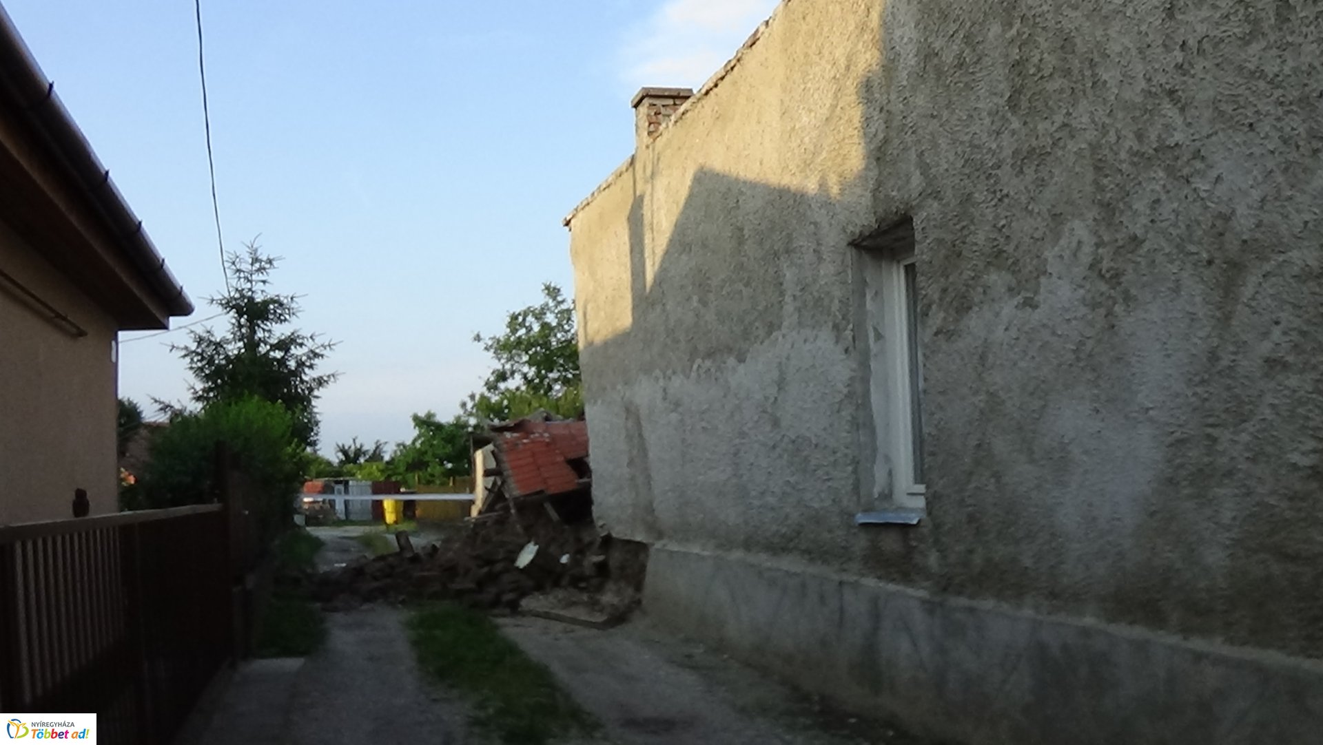 Kidőlt fal a Kapor utcában