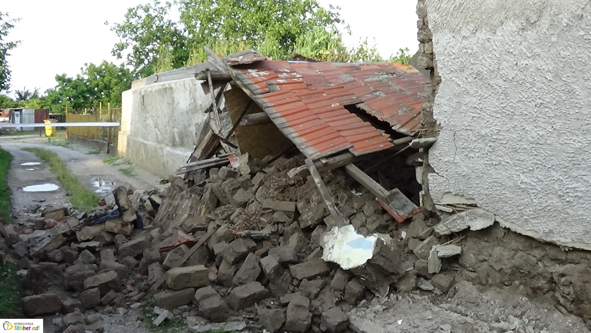 Kidőlt fal a Kapor utcában