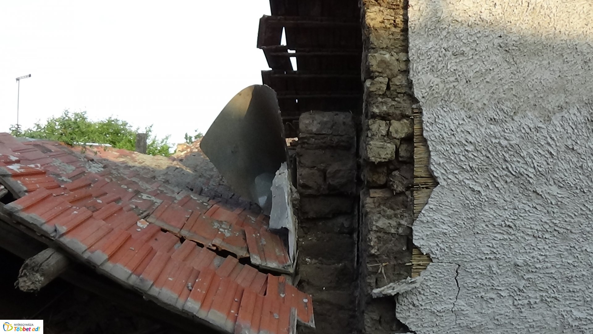 Kidőlt fal a Kapor utcában