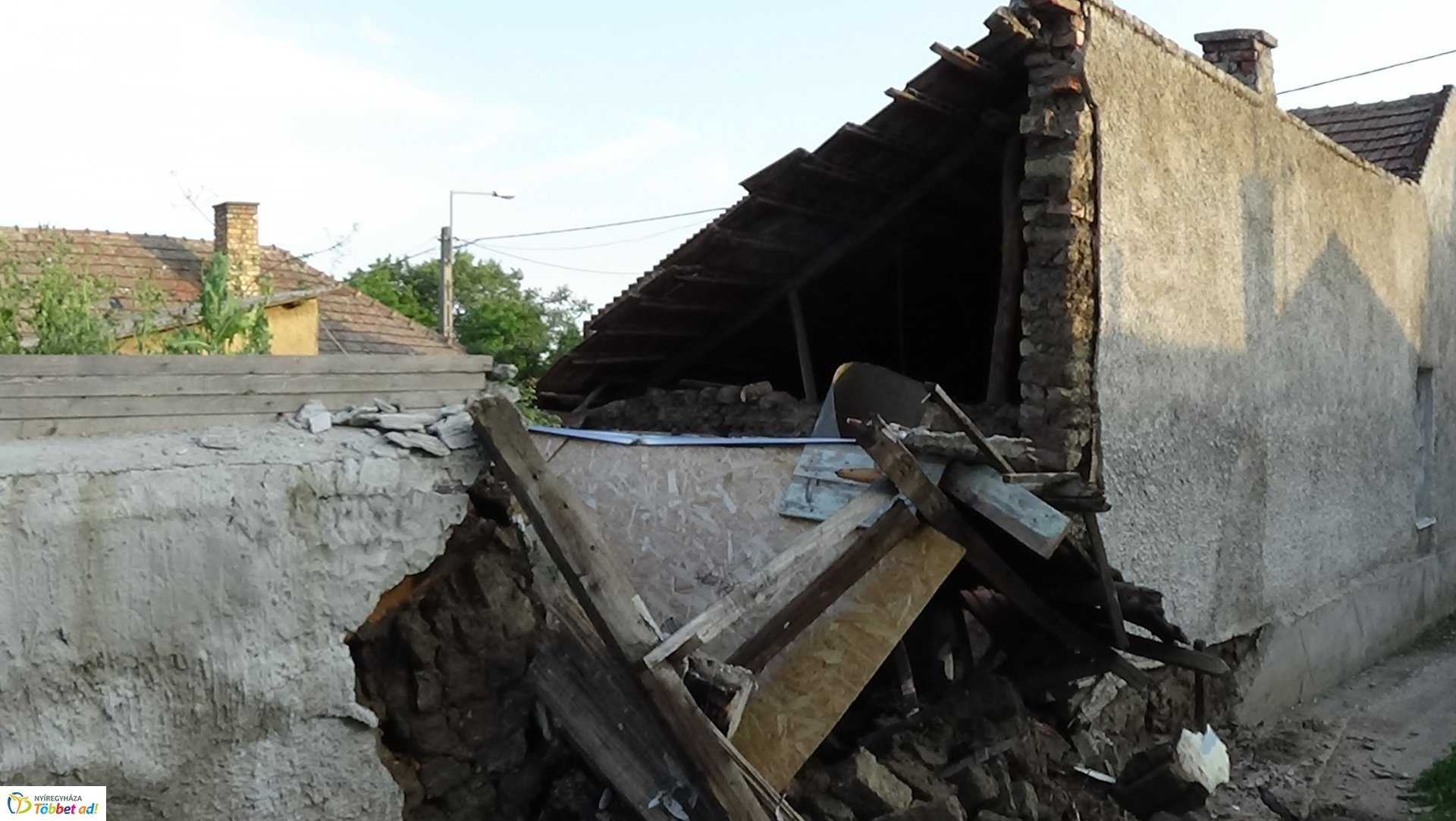 Kidőlt fal a Kapor utcában