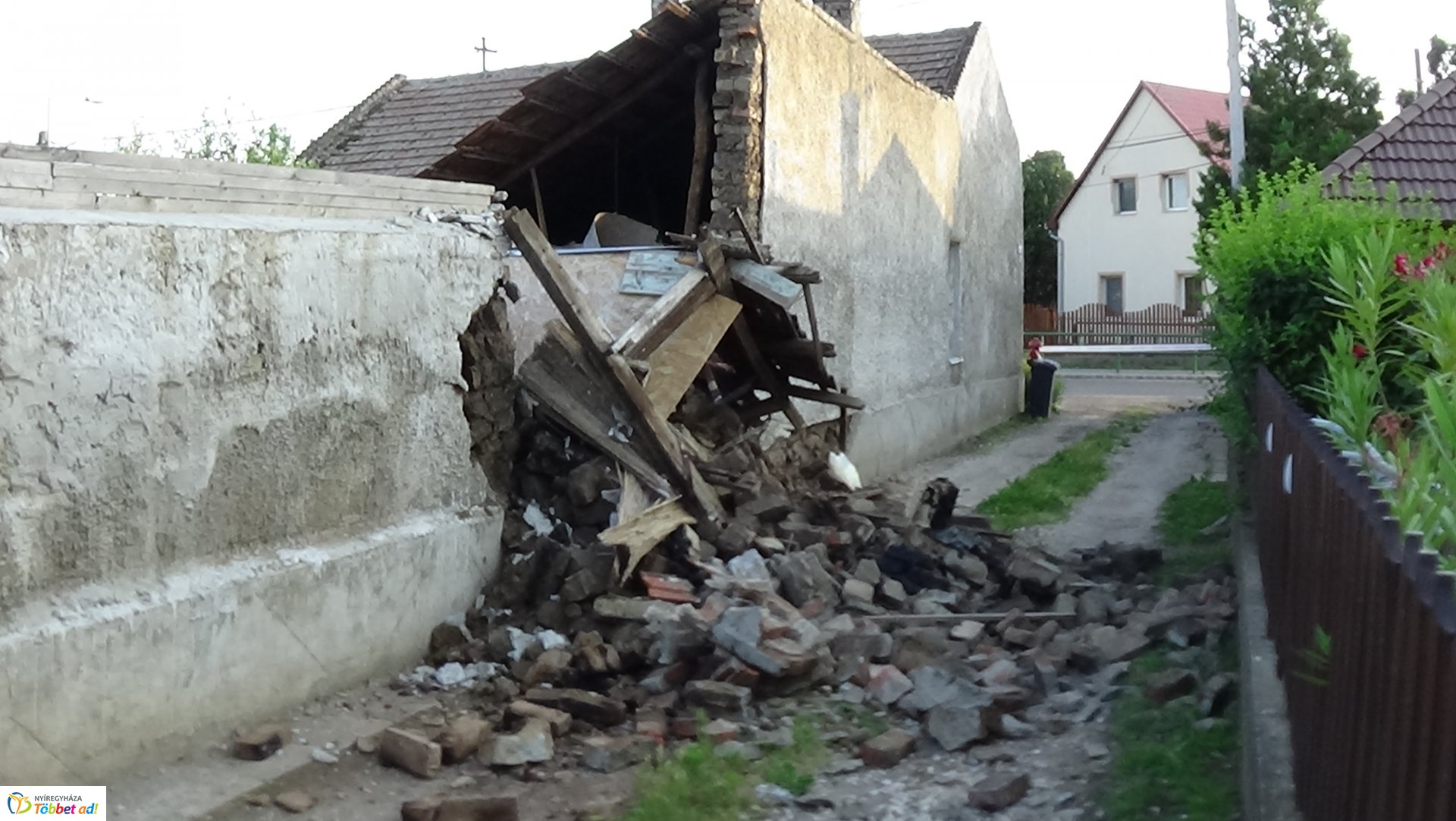 Kidőlt fal a Kapor utcában