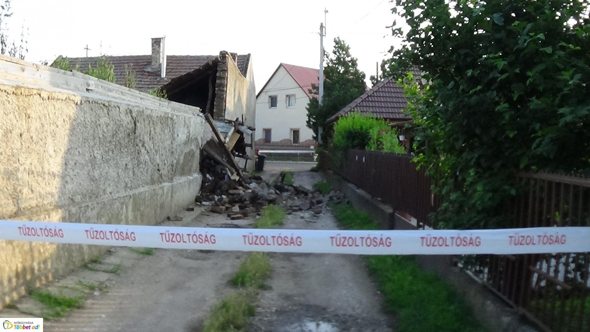 Kidőlt fal a Kapor utcában