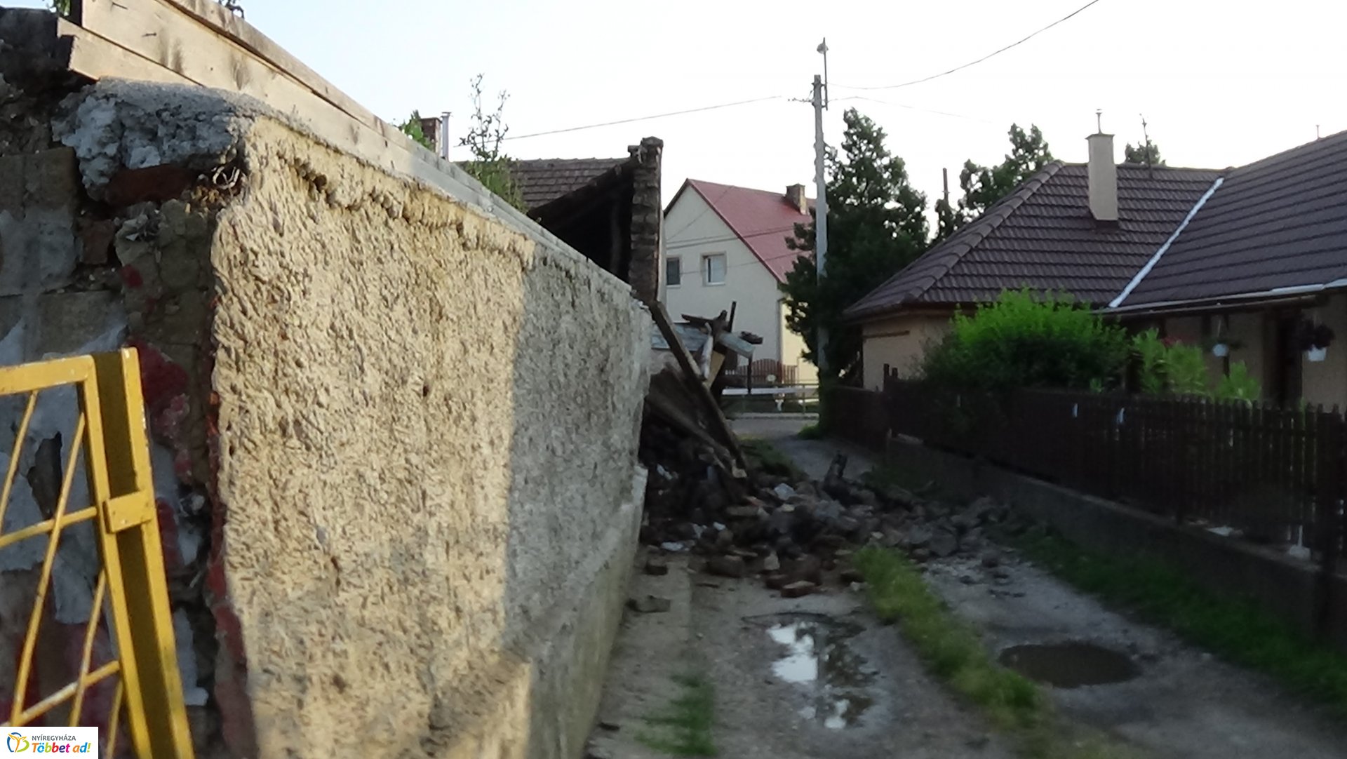 Kidőlt fal a Kapor utcában