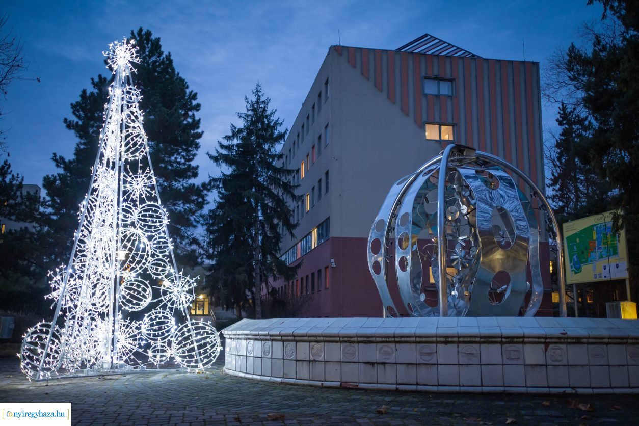 Kigyúltak az adventi fények az egyetemen (Fotók: Nyíregyházi Egyetem, Váczy Norbert)